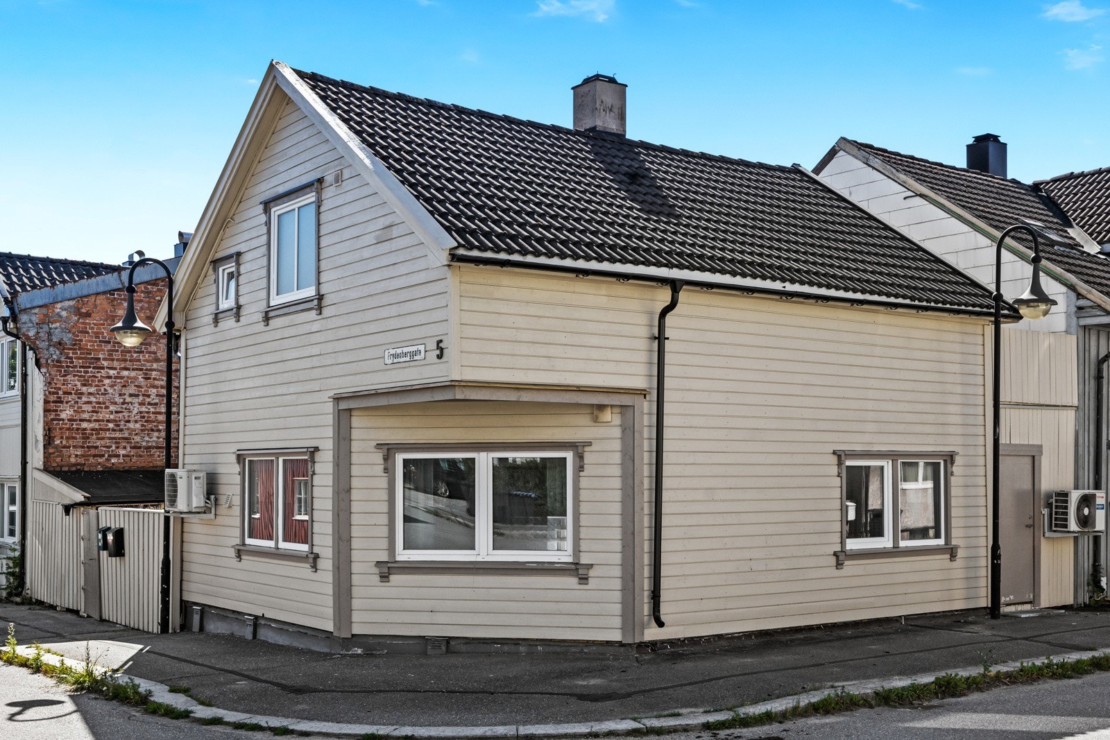 Enebolig fra 1893 på en eiet hjørnetomt på Holmen. Galleribilde