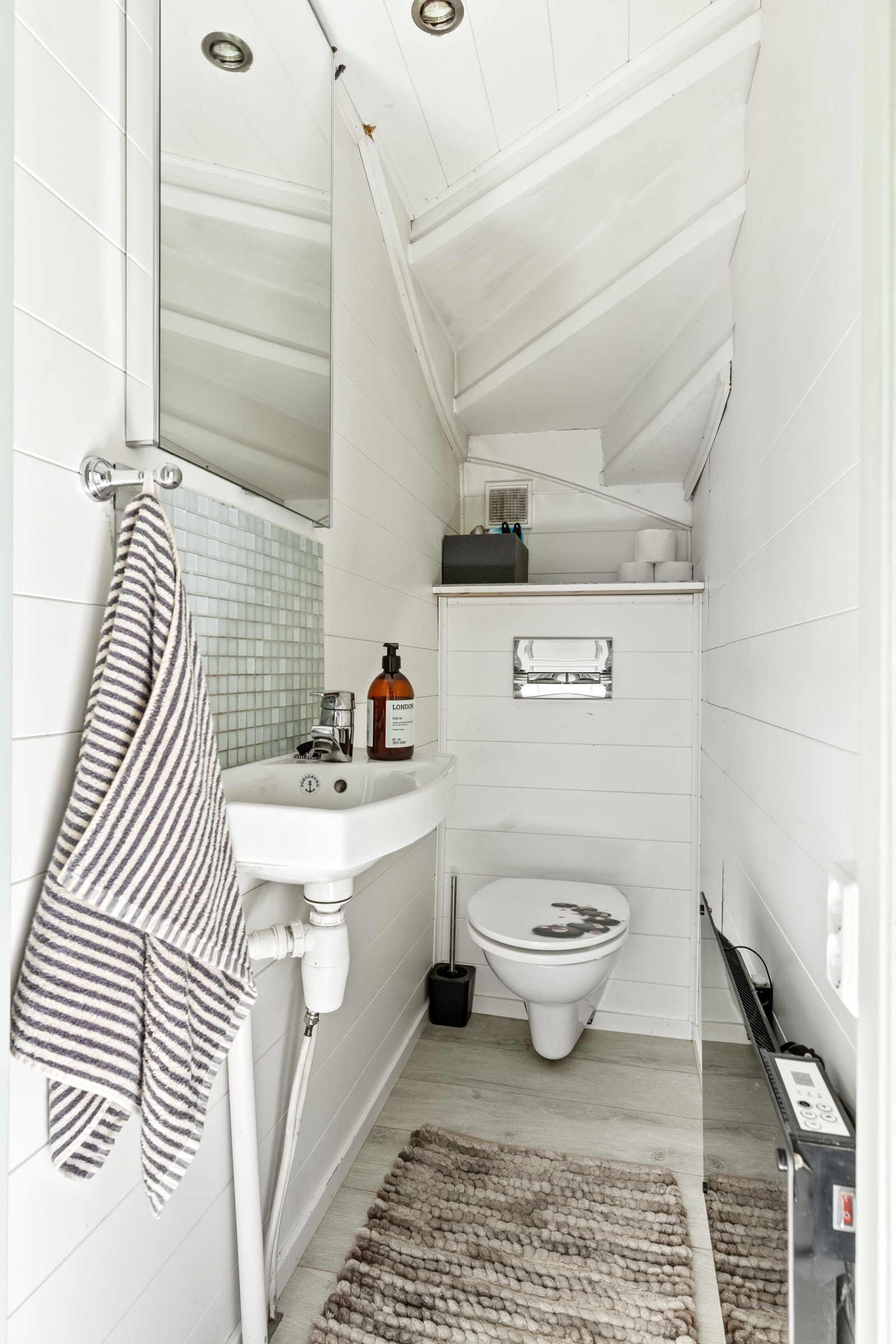 Bad med både badekar og dusjkabinett, samt opplegg for vaskemaskin. Galleribilde