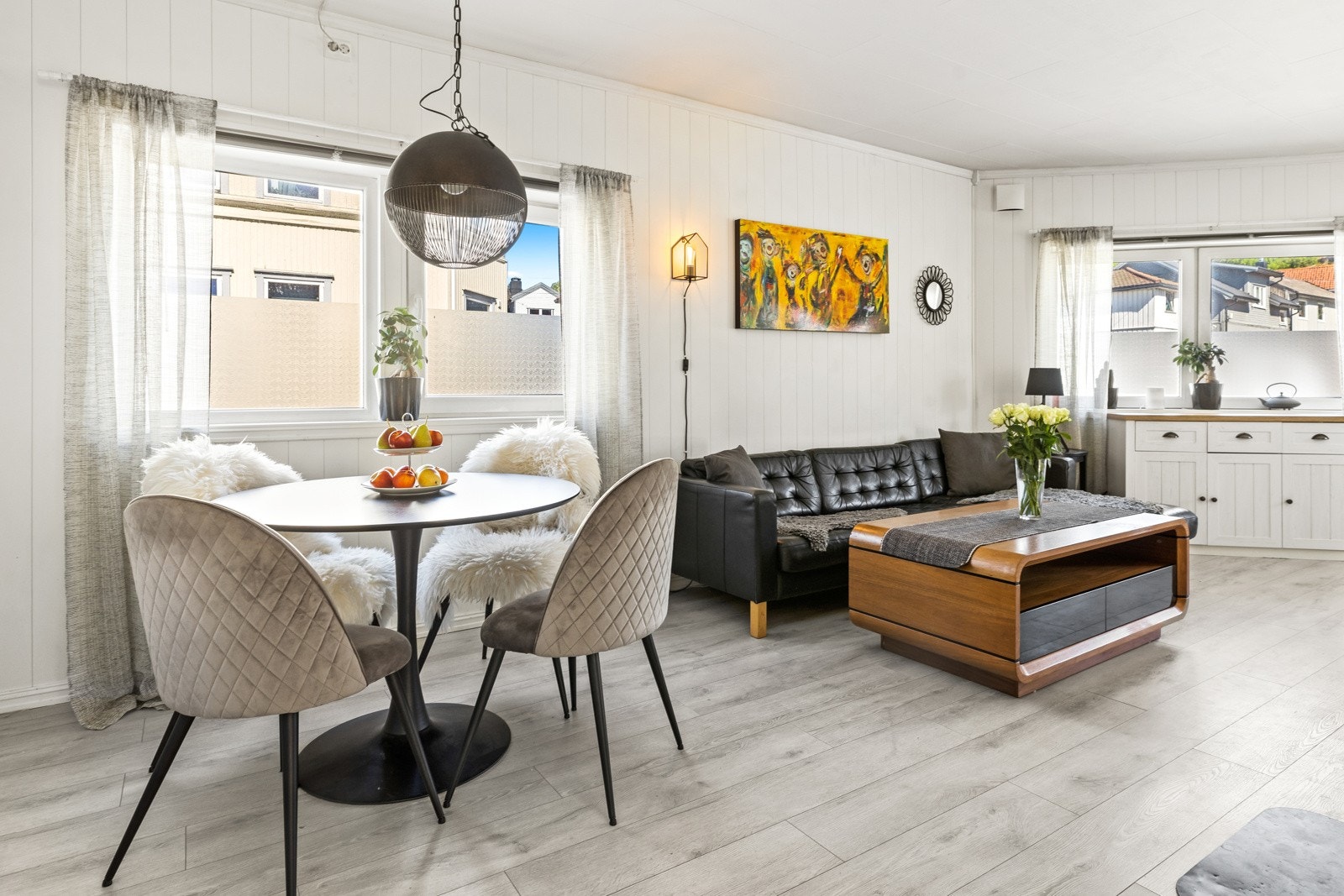 Stuen har god plass til både salong og spisegruppe. Galleribilde