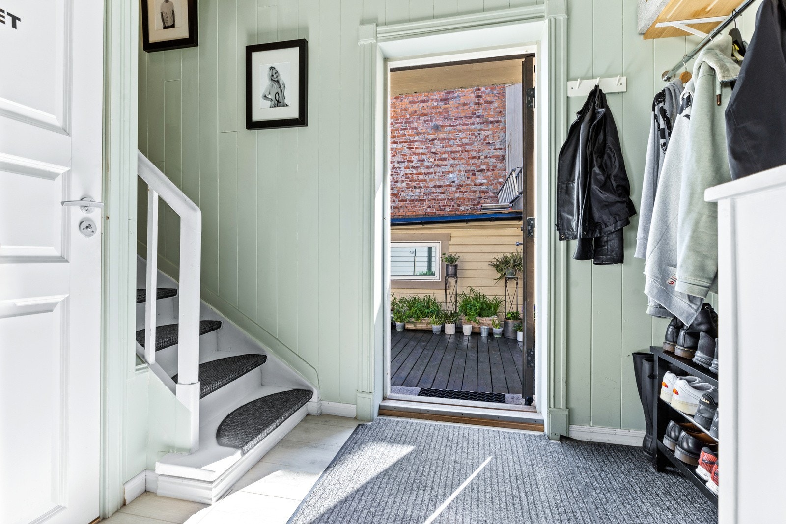 Romslig entré med god plass til garderobe. Galleribilde