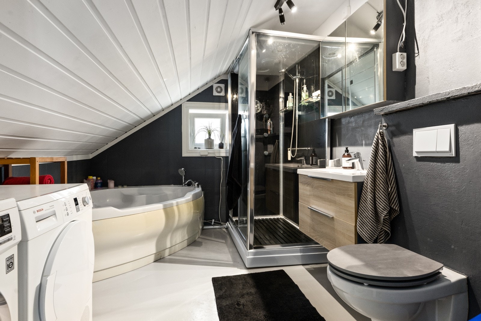 Bad med både badekar og dusjkabinett, samt opplegg for vaskemaskin. Galleribilde