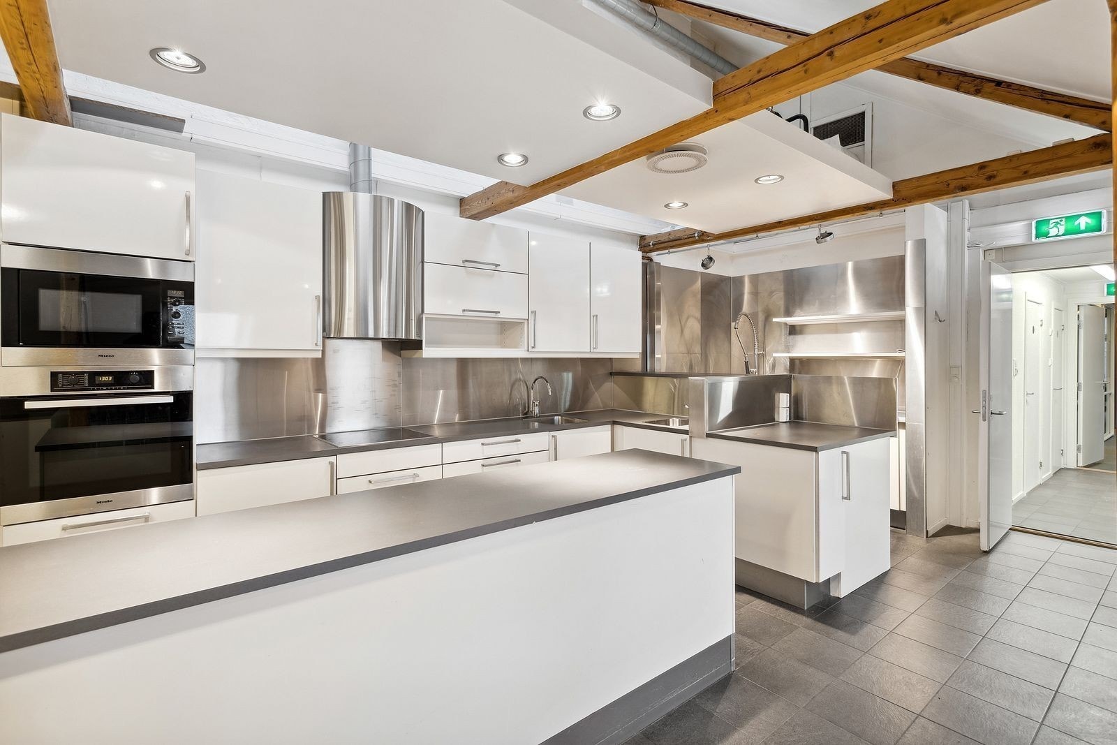 Lokalet i 6.etg har et stor og innholdsrikt kjøkken Galleribilde