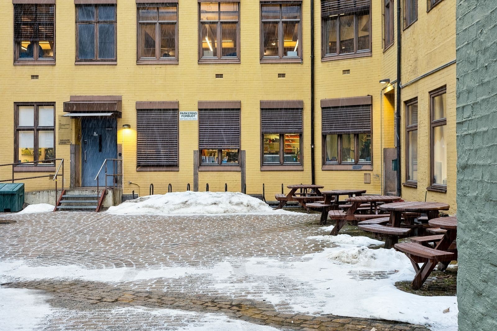 Bakgård med sykkelparkering Galleribilde