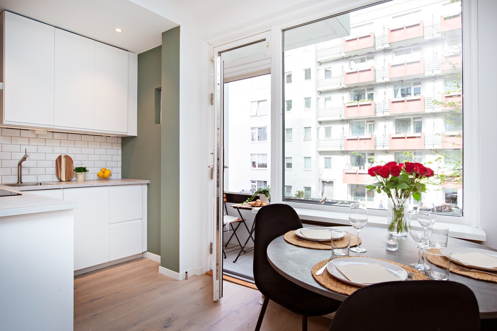 Fra stuen er det utgang til en sørvestvendt balkong med hyggelig utsyn mot rolig bakgård Galleribilde