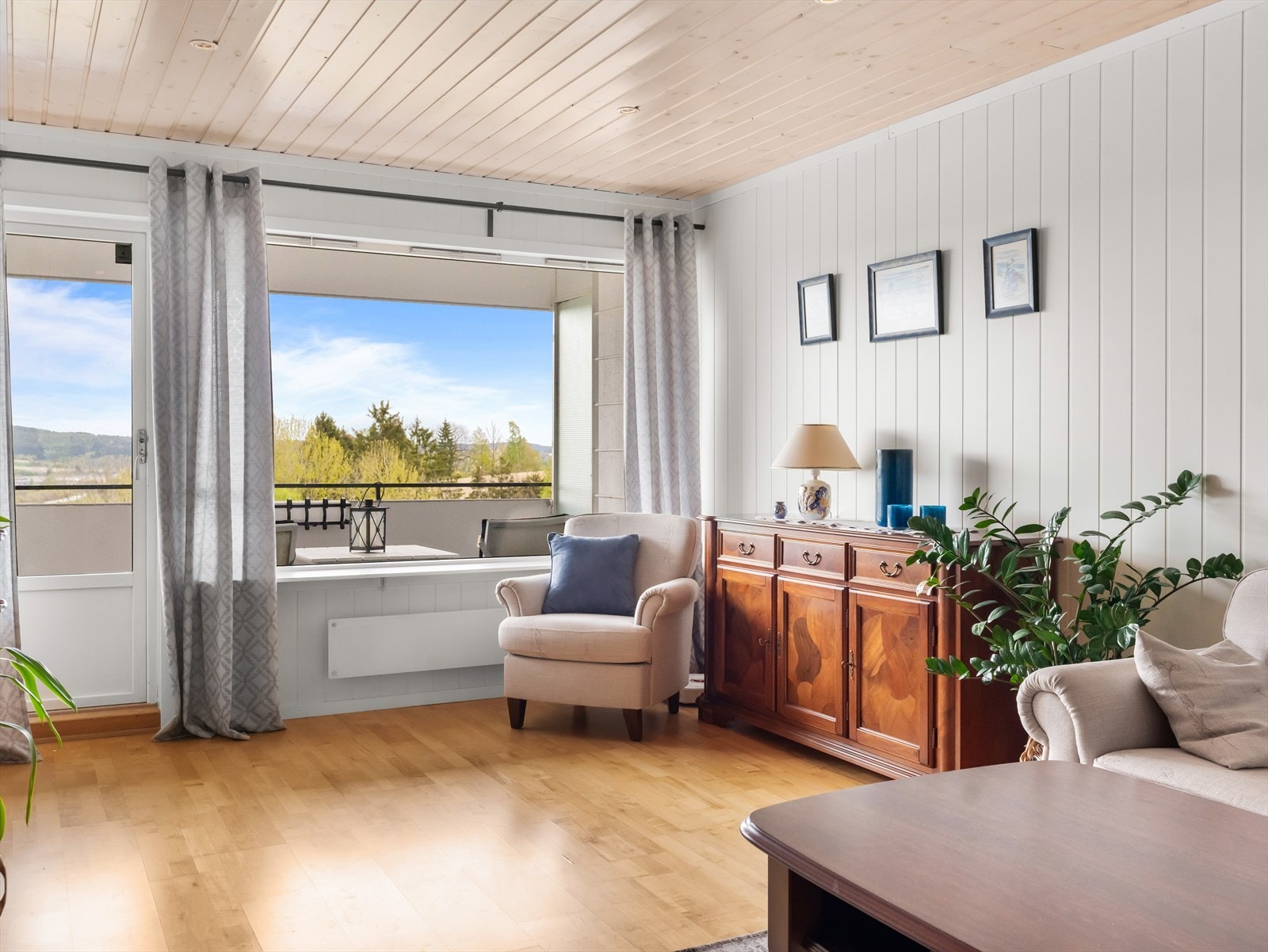 Det er også plass til en lesekrok eller spisestue ved de store vindusflatene. Galleribilde