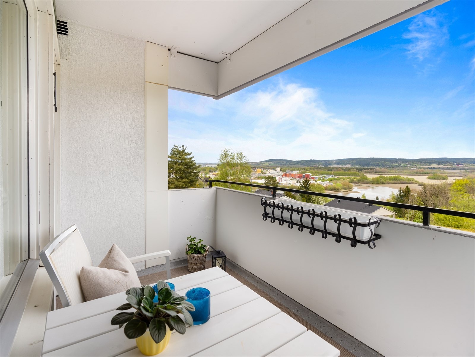 Her er det plass til sittegruppe, grill og beplantning. Balkongen byr på en flott utsikt mot Nitelva/Svellet. Galleribilde