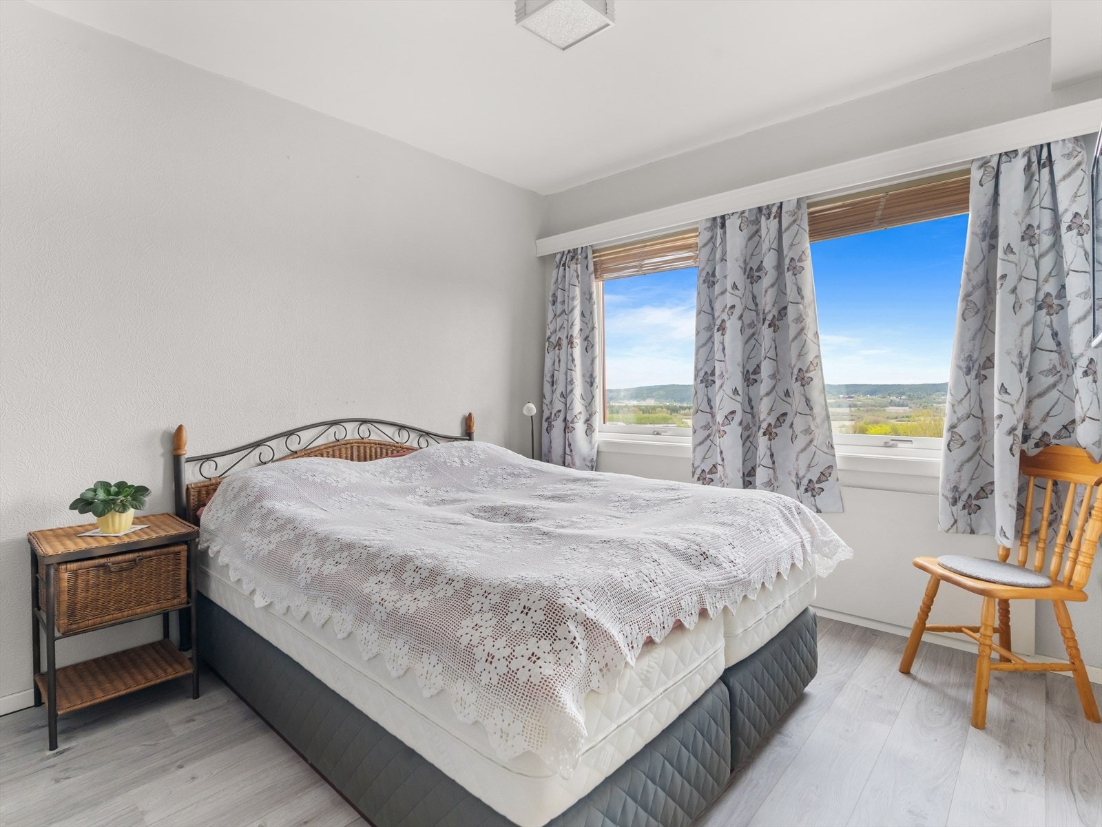 Hovedsoverommet er stort har god plass til dobbeltseng, nattbord og garderobeløsning. Galleribilde