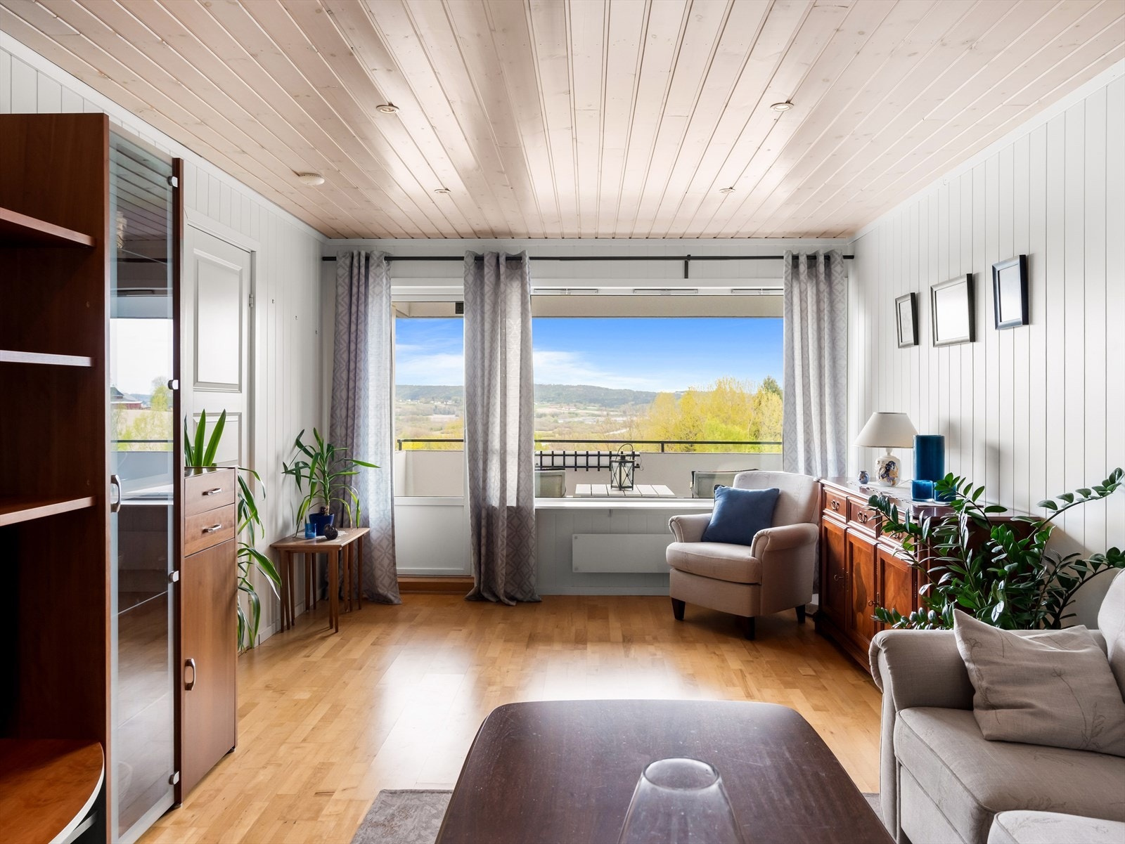 Vindusflatene gir svært gode lysforhold i stuen, og byr på en fantastisk utsikt! Galleribilde