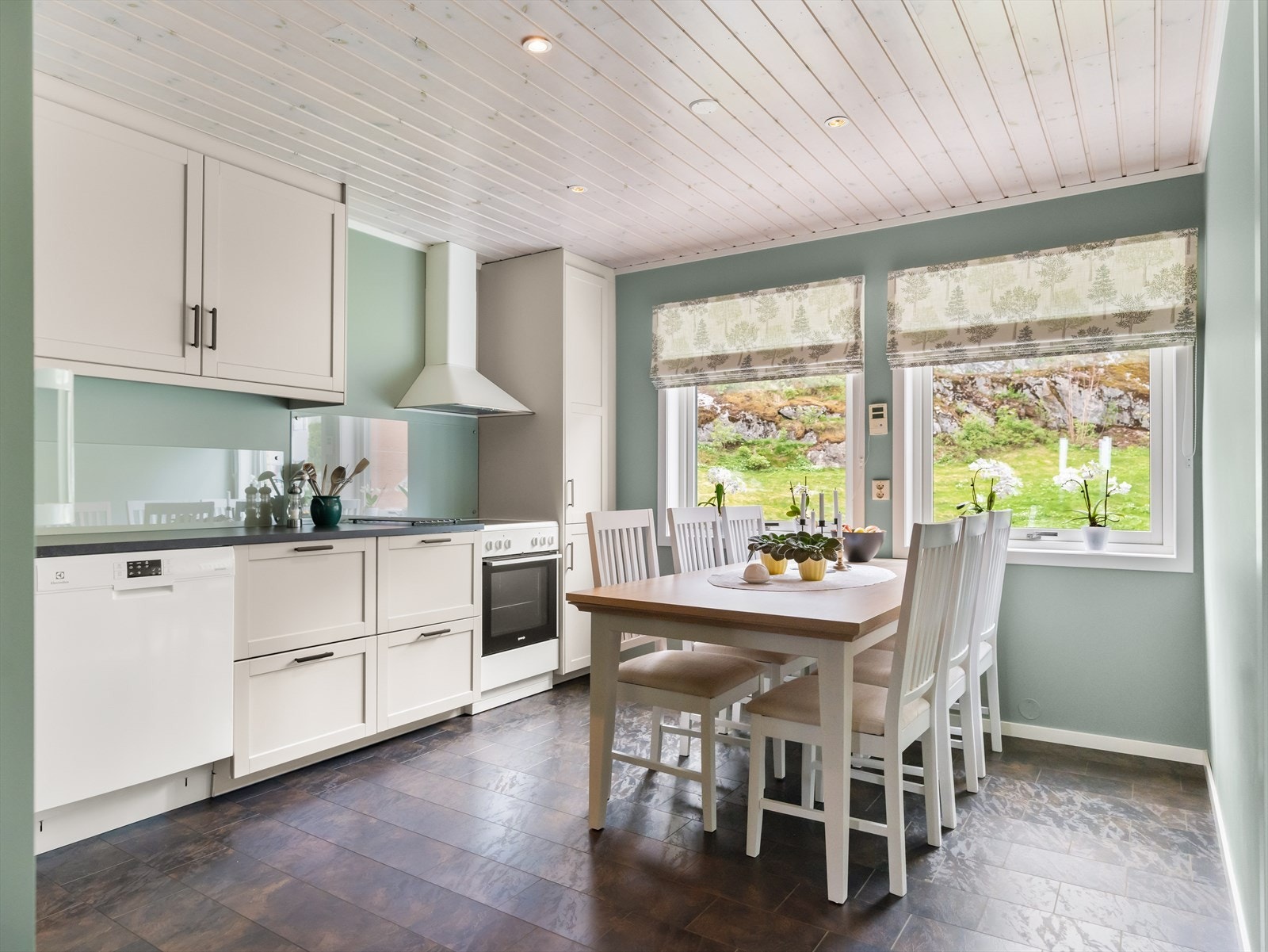 Dette er en velholdt og romslig 3-roms leilighet beliggende i byggets 2. etasje. Galleribilde