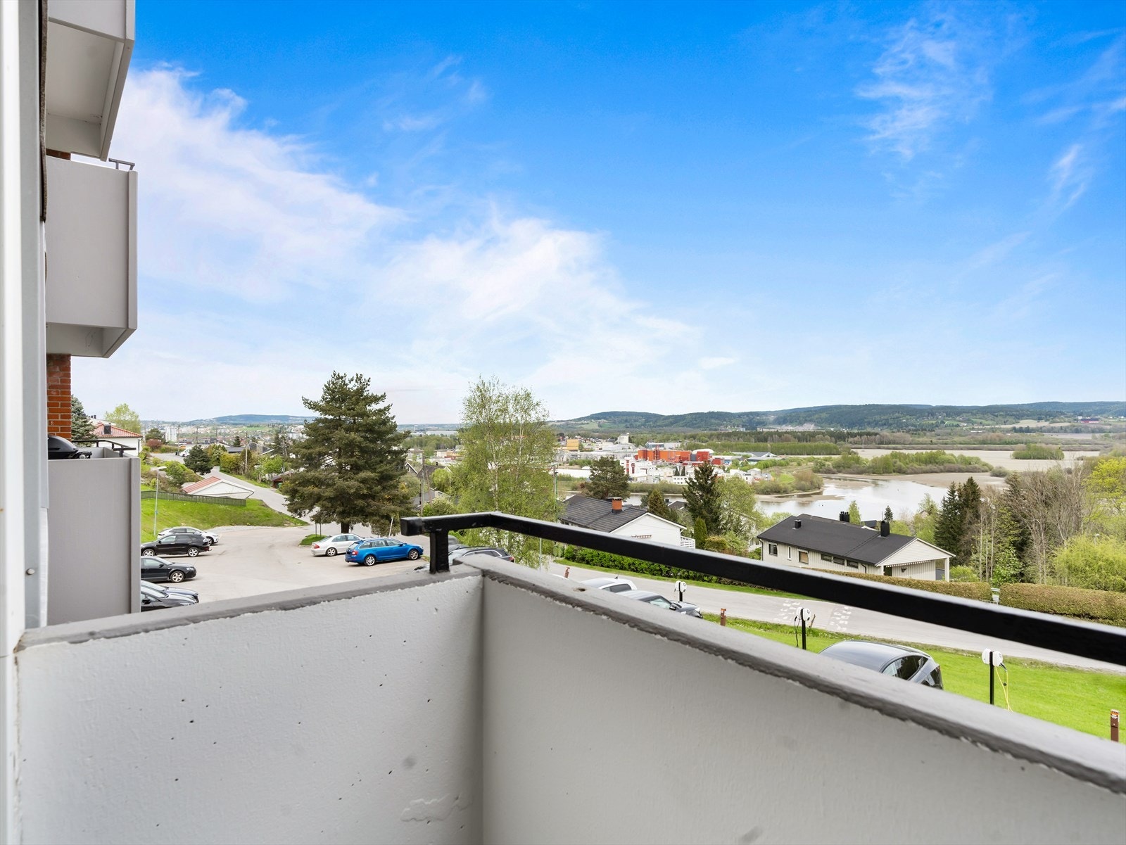 Utsikten strekker seg også mot Lillestrøm som kun ligger en kort kjøretur på ca. 6 minutter fra leiligheten. Galleribilde