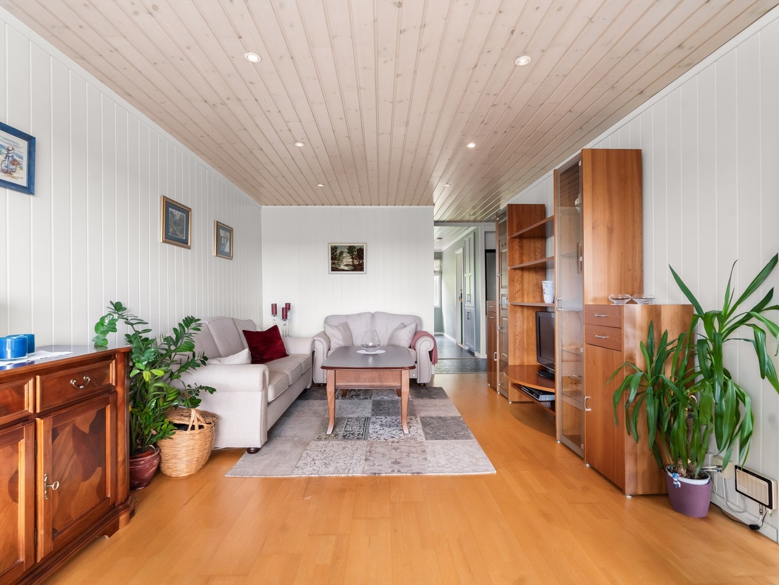 Leiligheten har lyse, fine overflater i stuen og downlights i himlingen. Det er god plass til en stor sofagruppe med tilhørende møblement. Galleribilde