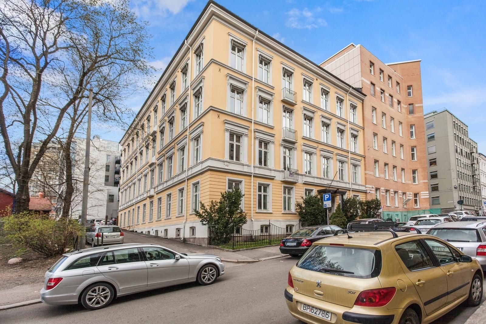 Velkommen til Hansteens gate 9 - oppgang B ligger i indre gårdsrom - leiligheten ligger i 1. etg. Galleribilde