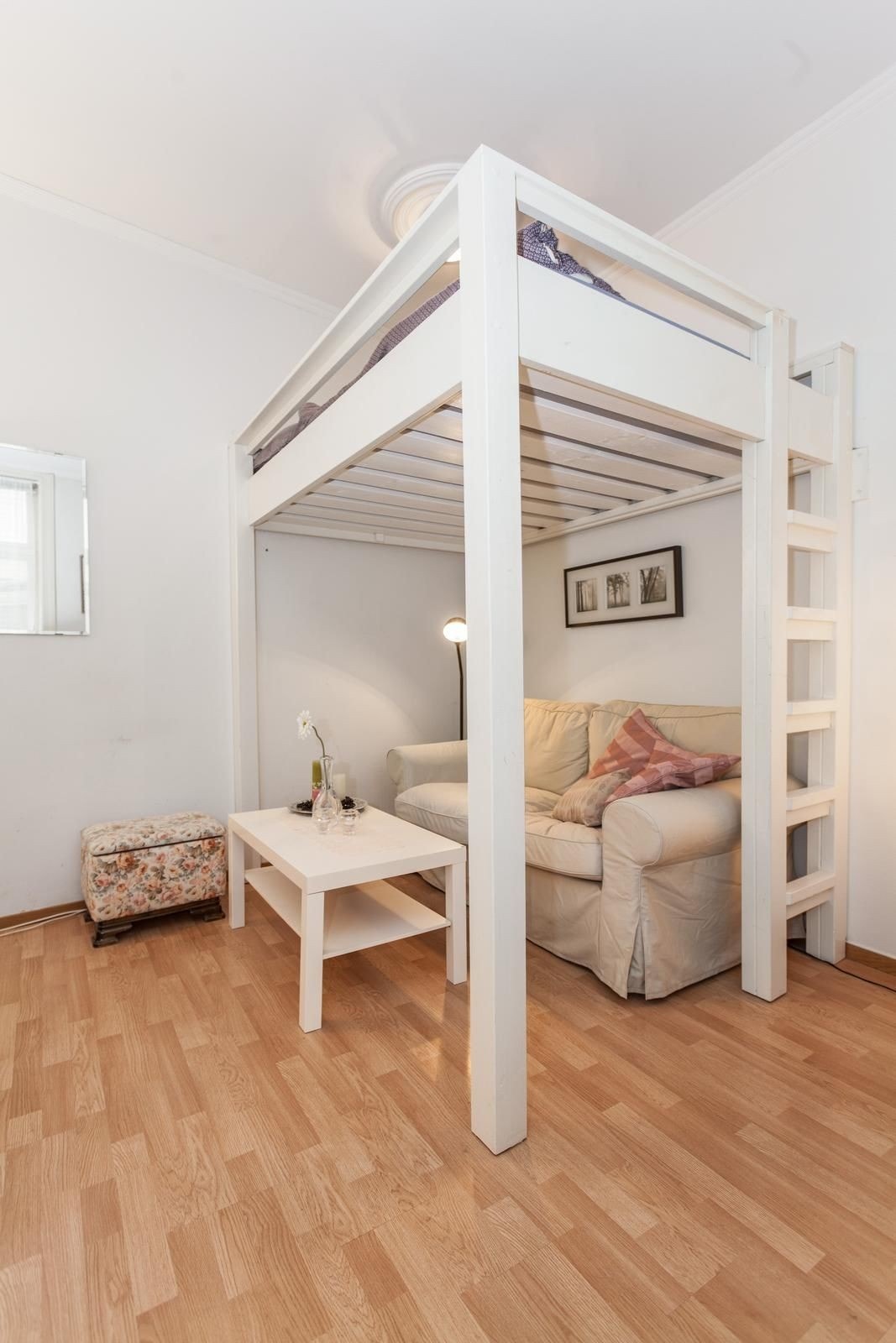 Sovehems med hyggelig sofakrok under Galleribilde