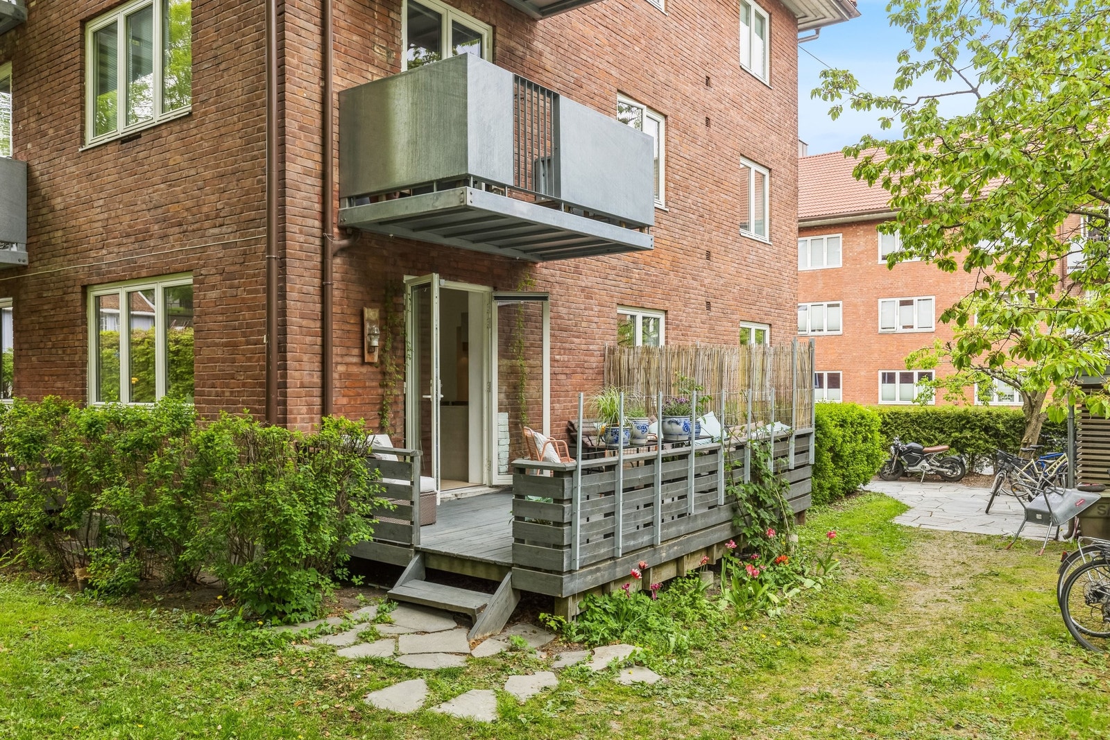 Fra terrassen er det utgang til bakhagen Galleribilde
