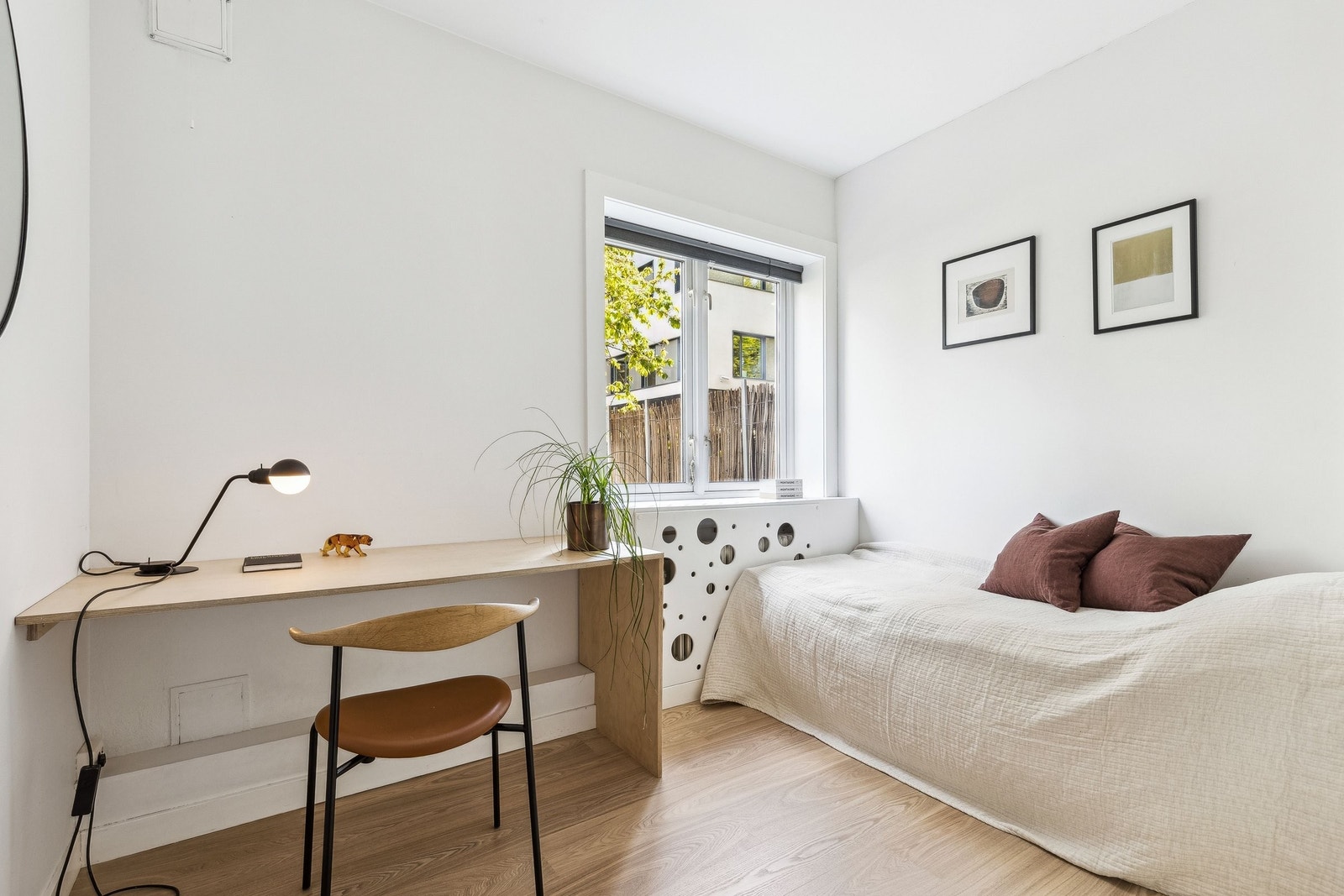 Soverom 2 er lyst og trivelig Galleribilde