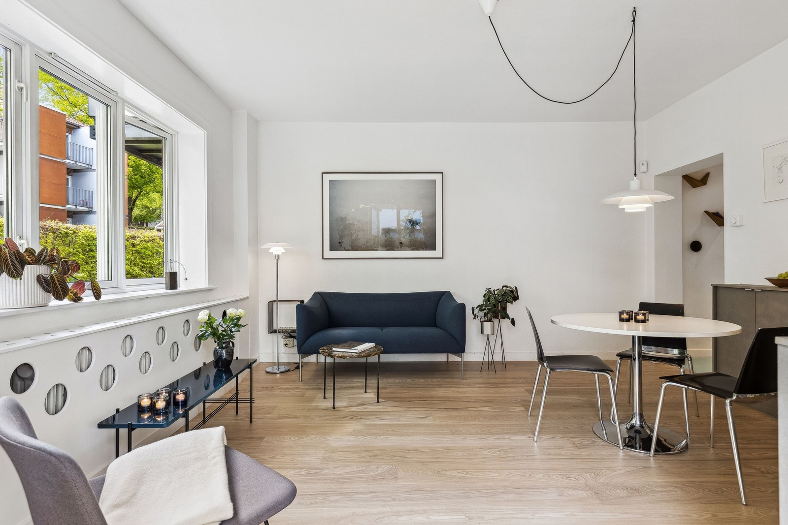 Stuen og resten av leiligheten har god takhøyde Galleribilde