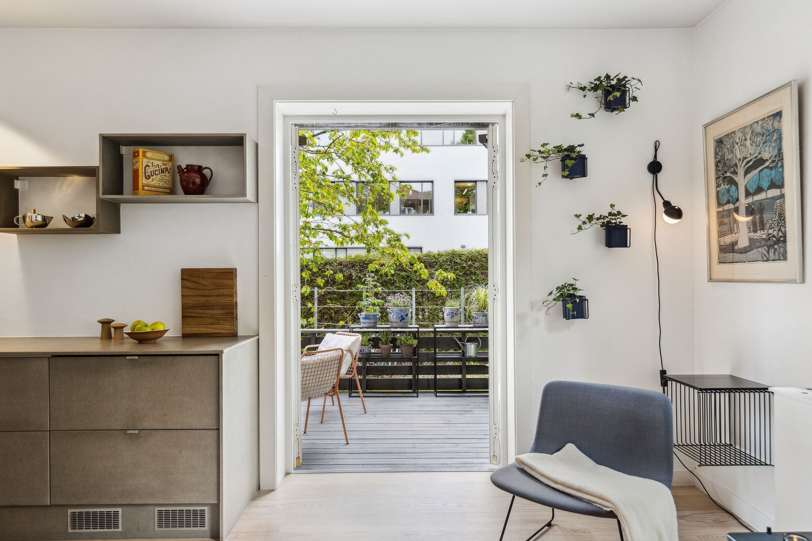Utgang til frodig terrasse fra stuen Galleribilde