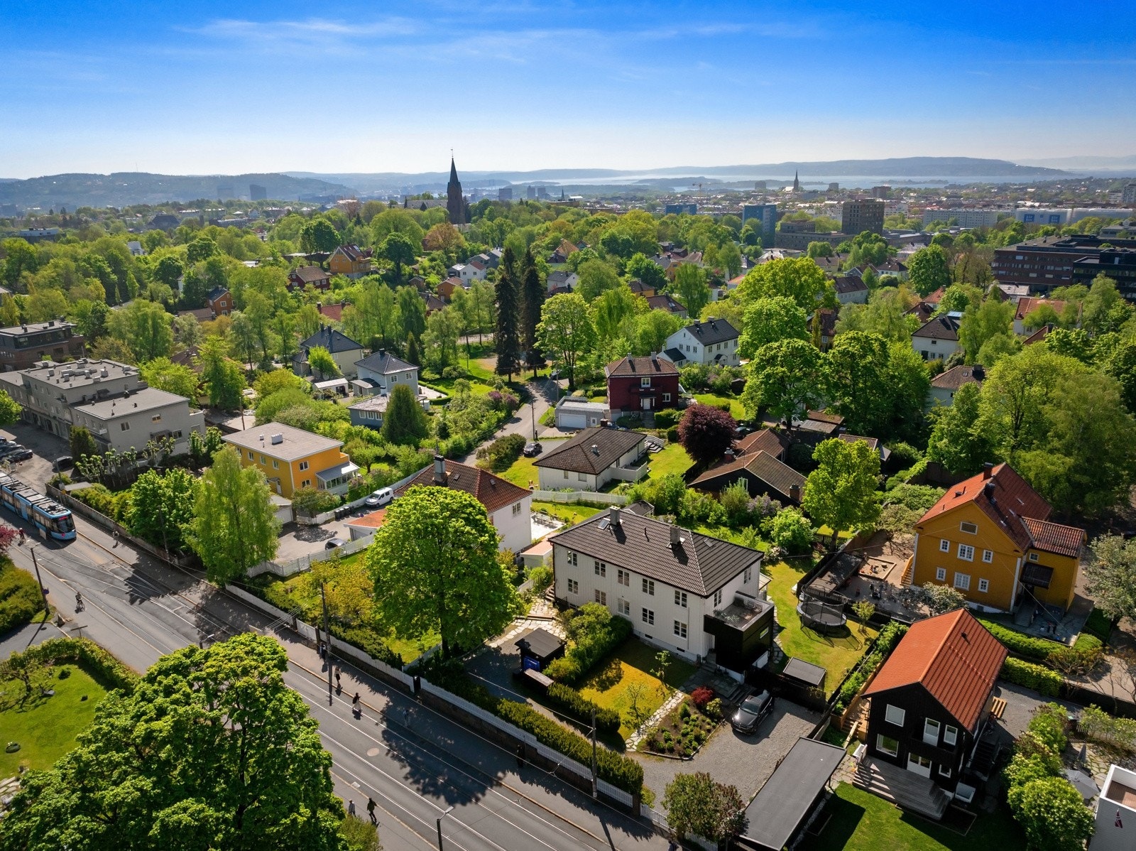 Kun minutter mellom pulserende bysenter til skjermet hage med fuglekvitter og ro. Galleribilde
