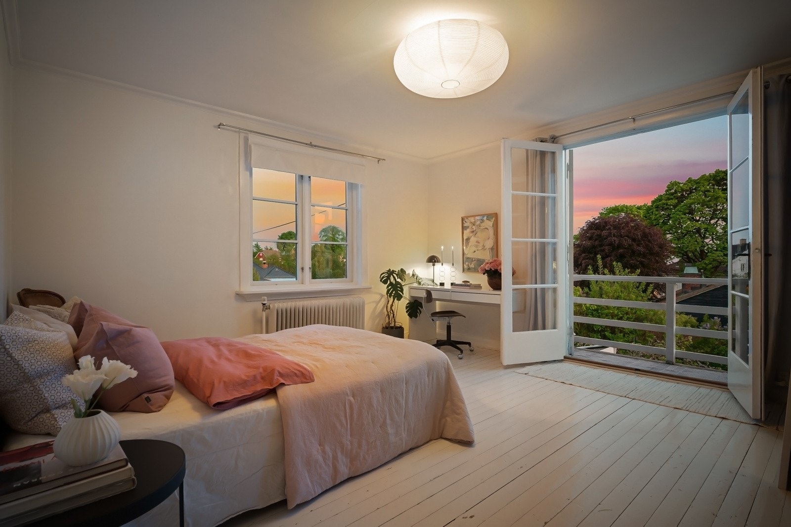 Fra et av soverommene er det utgang til den flotte balkongen. Galleribilde