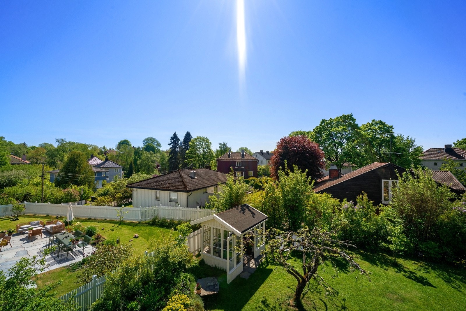I tillegg et nydelig utsyn over hagen og mot et et frodig og grønt nabolag. Galleribilde