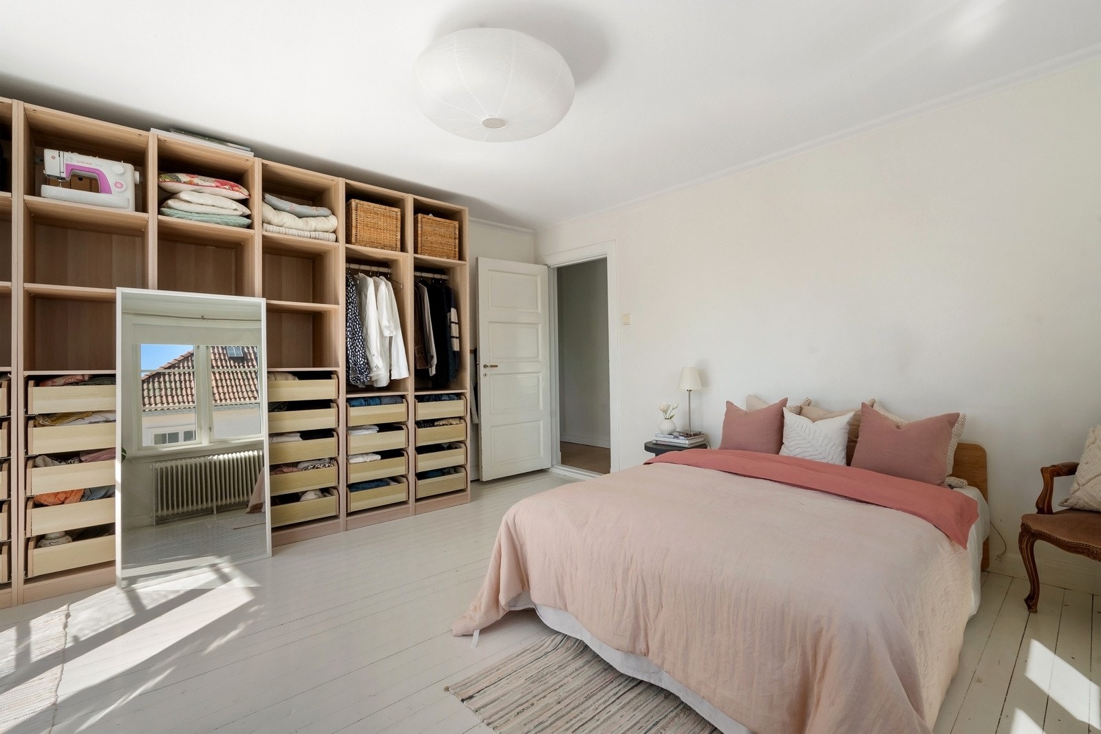 Dette rommet er også innredet med flere åpne garderobeskap langs den ene veggen. Galleribilde