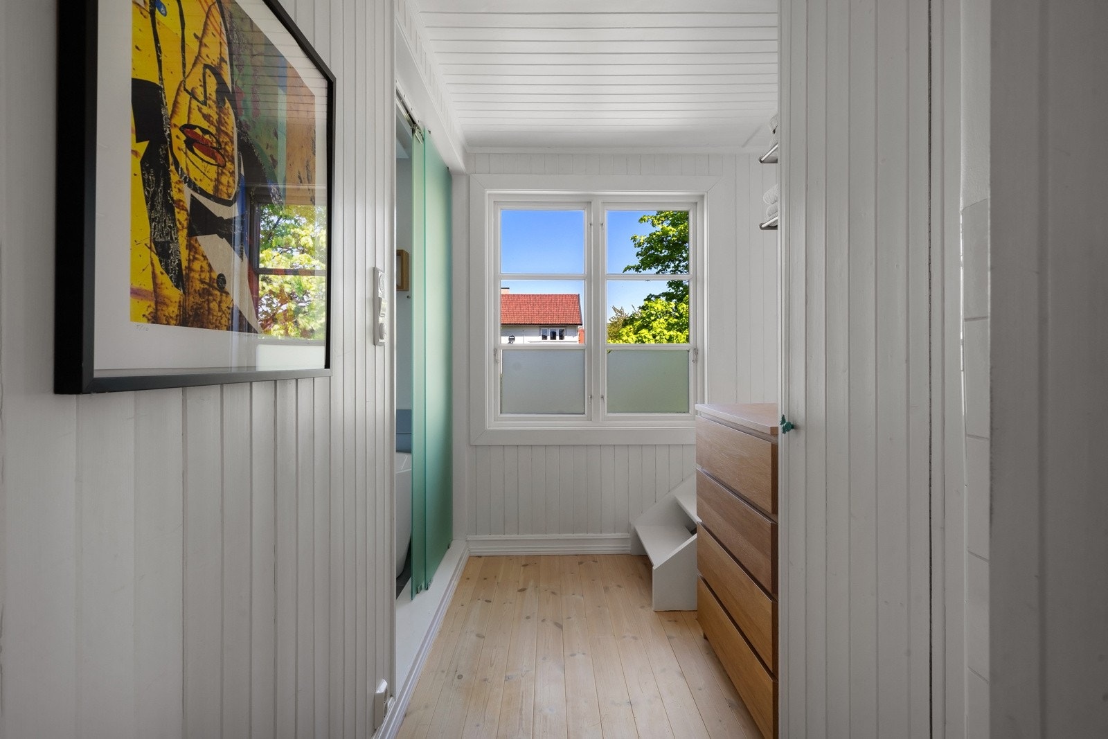 Soveromsfløyen befinner seg hendig i andre etasje, med tre soverom, baderom og et toalettrom. Galleribilde