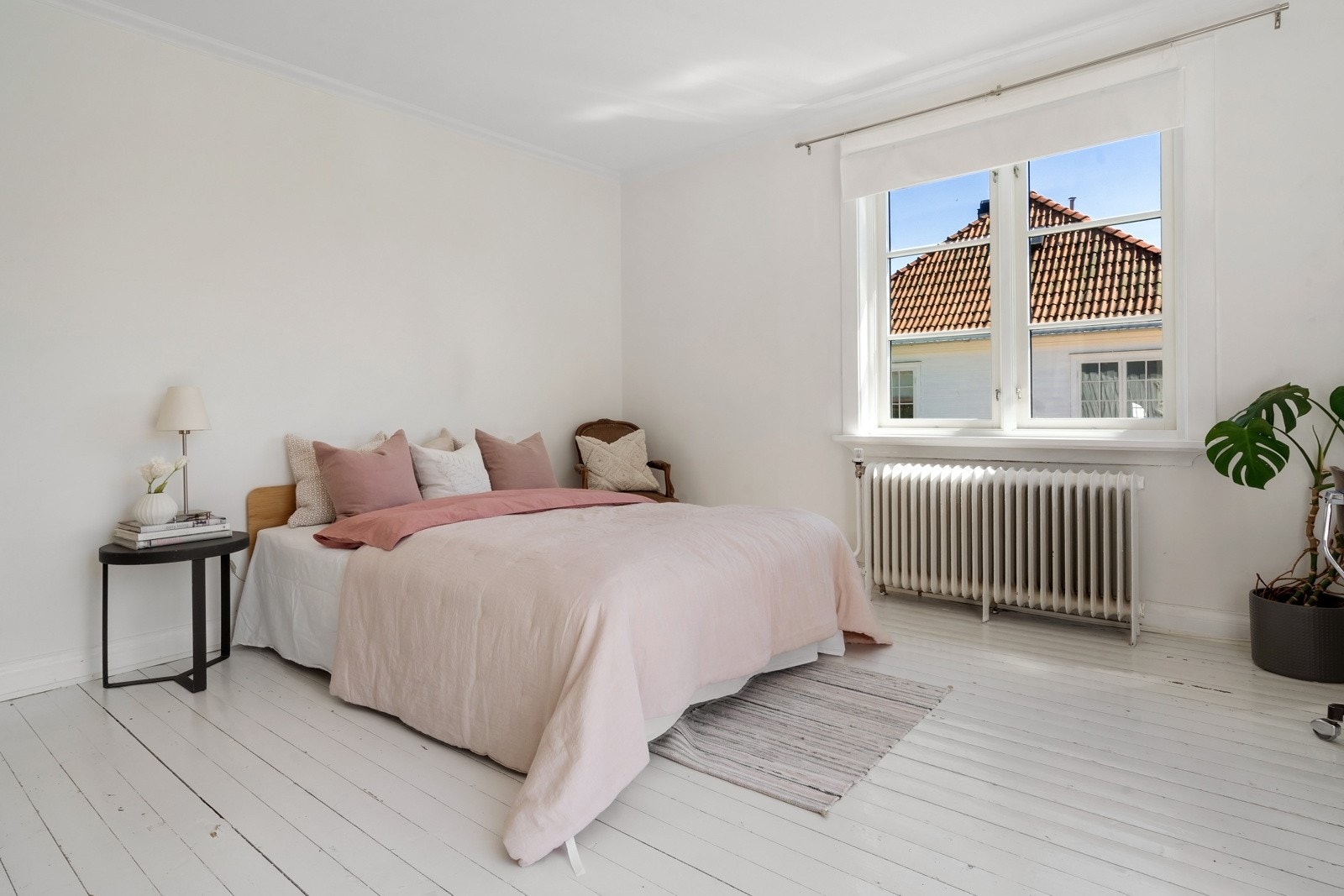 Alle soverommene har en fin størrelse, takhøyde på 2,5 meter, malte tregulv og hvitmalte, glatte himlinger. Galleribilde