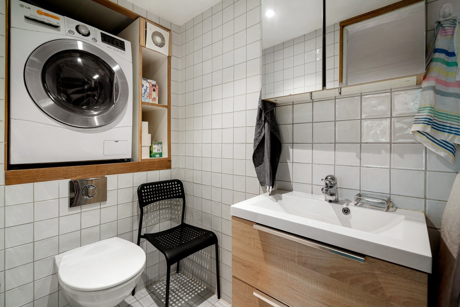 Badet i praktikantdelen er fra 2013, pent utført og med downlights i himling. Galleribilde