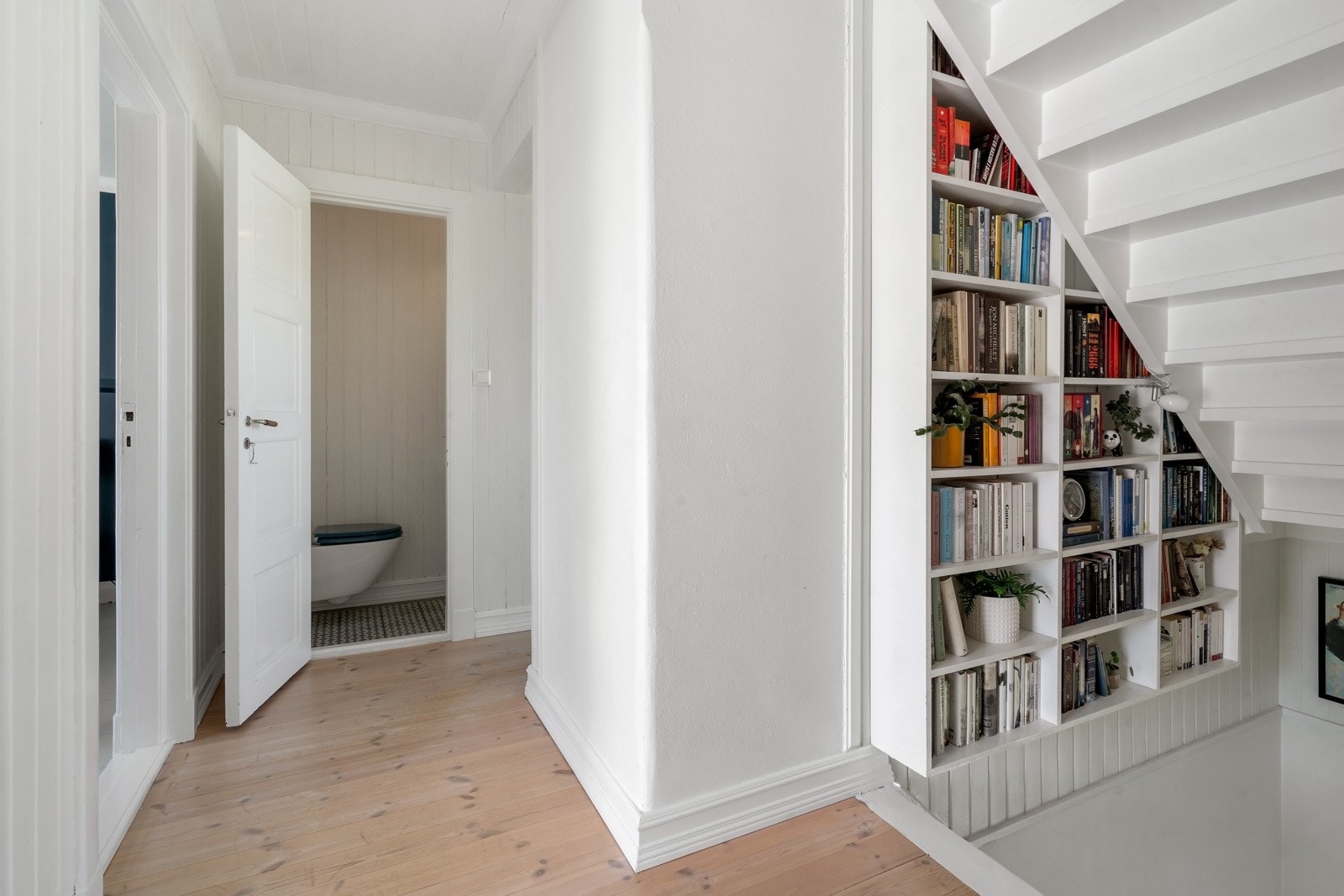 Gangen i 2. etasje leder til et lite toalettrom med mosaikkfliser på gulvet. Galleribilde