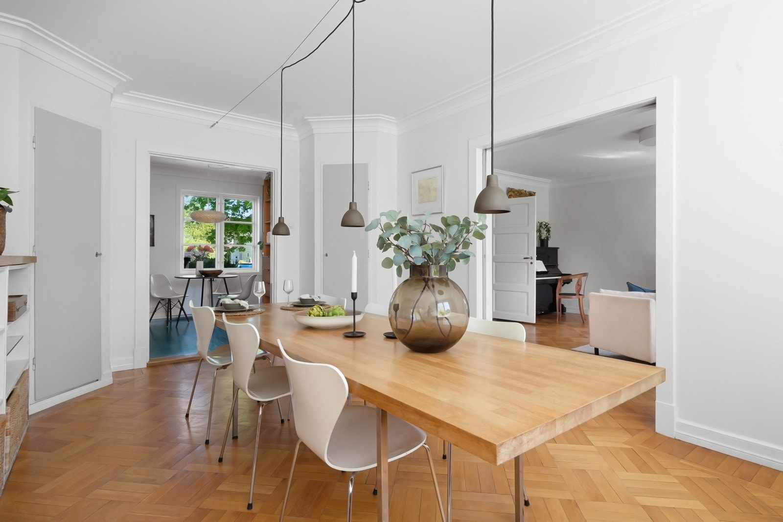 Veggene er lysmalte og himlingen er hvitmalt med brede, profilerte taklister. Galleribilde