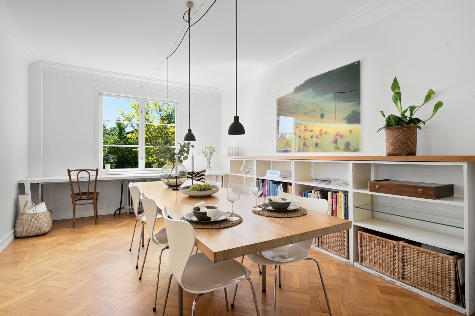 Både stuen og spisestuen har original eikeparkett i rutemønster, lagt sømløst mellom sonene. Galleribilde