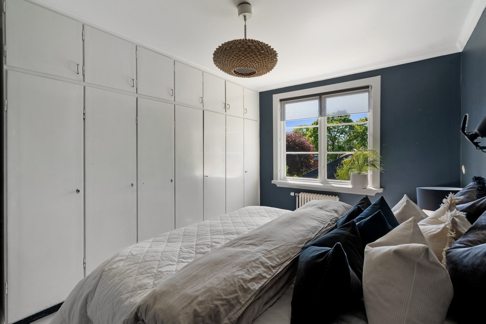 Store, heldekkende garderobeskap langs veggen. Galleribilde