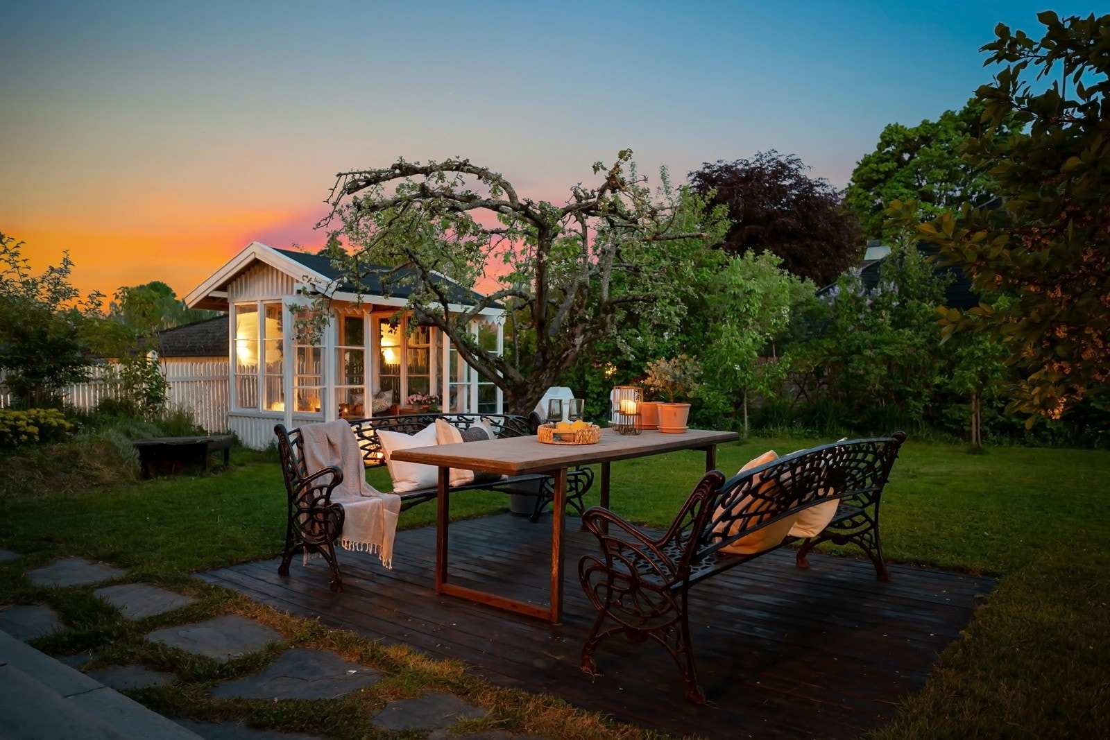 Flere, solrike uteplasser, hvorav den store hagen spiller hovedrollen, blant frukttrær, syriner og klatreplanter. Galleribilde