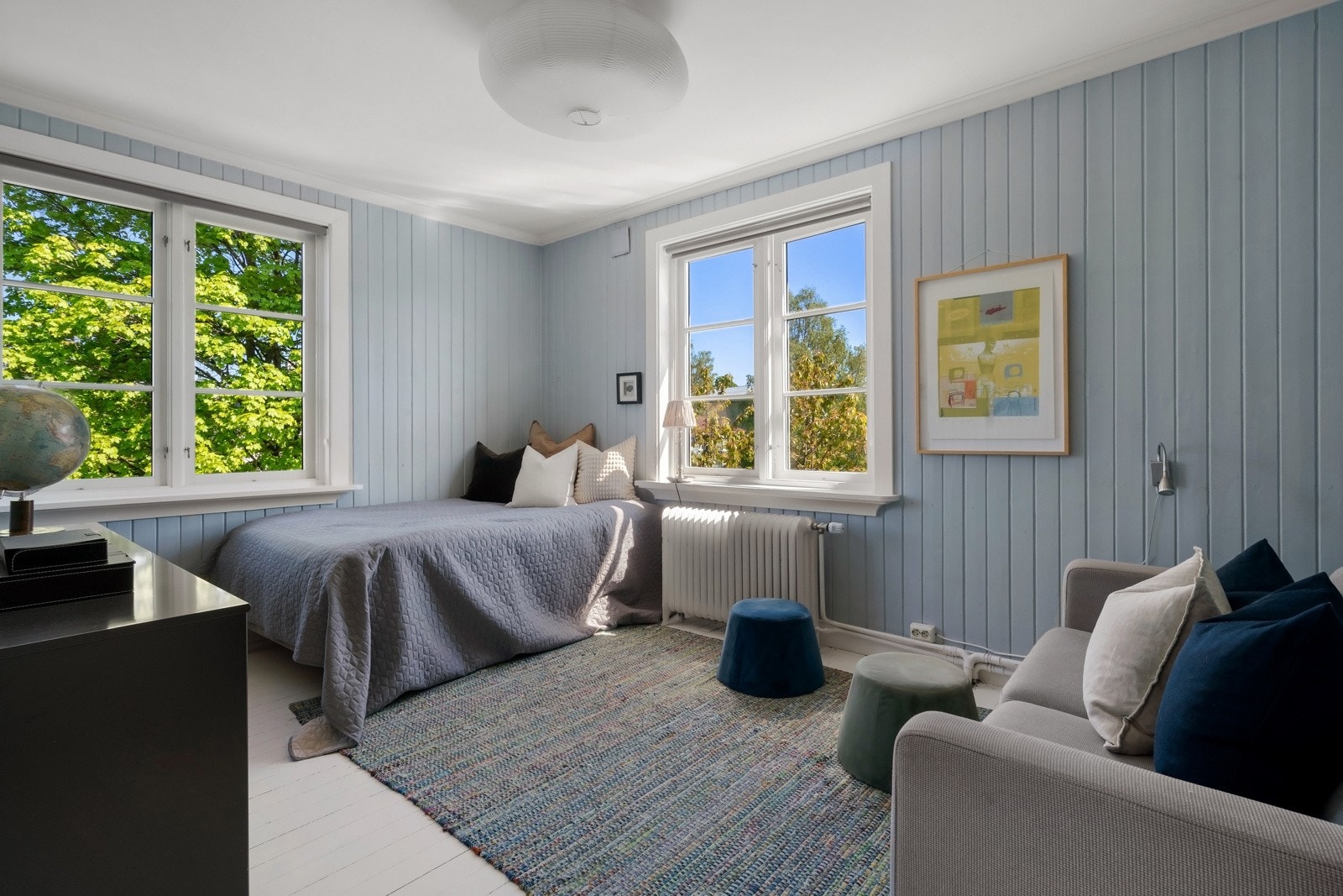 Tre, gode soverom gir familien fleksibilitet, og i kjelleretasjen er det tilrettelagt for en praktikantdel, som fint kan være en ungdomsavdeling eller gjesteavdeling dersom behovet melder seg. Galleribilde