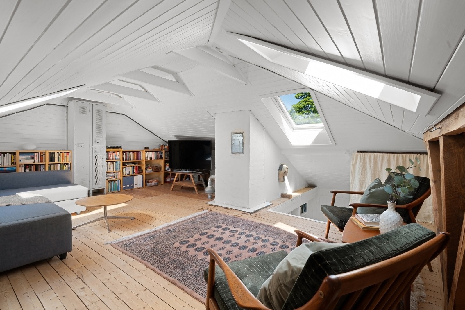 Vi gjør særskilt oppmerksom på at loftet ikke er bruksendret fra tilleggsdel til hoveddel, og vi viser videre til informasjon under punktet "lovlighet" i salgsoppgaven. Galleribilde