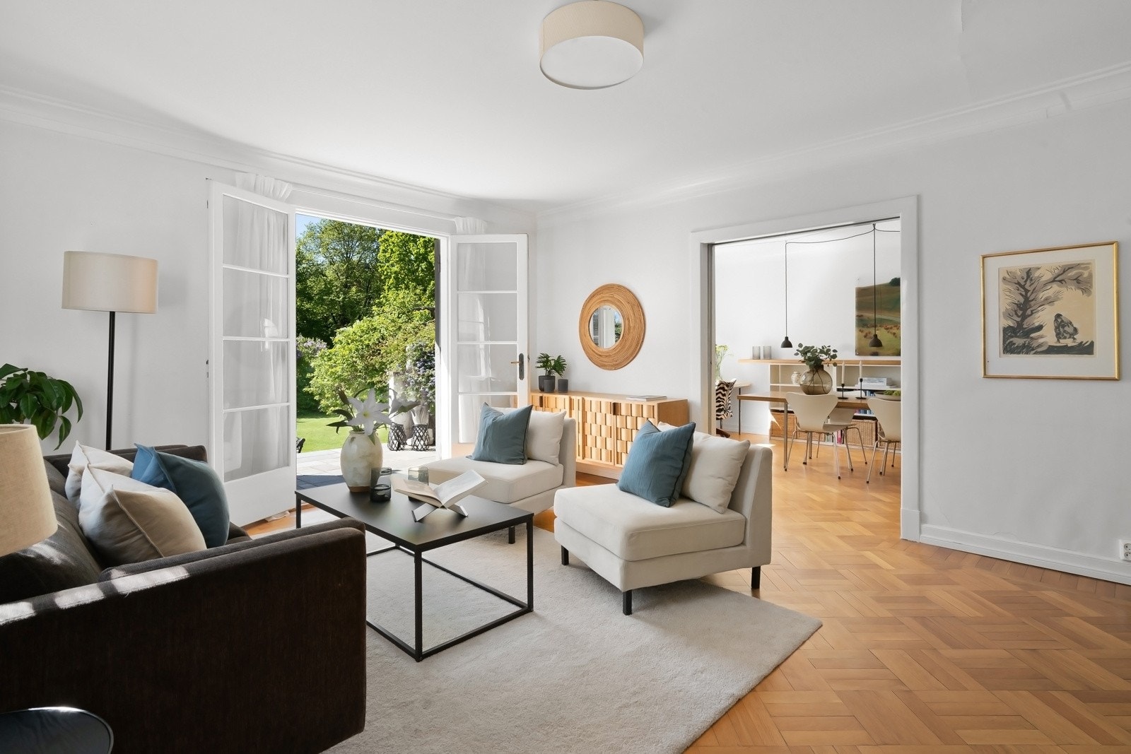 Tofløyede dører i stuen leder ut til en deilig terrasse. Galleribilde