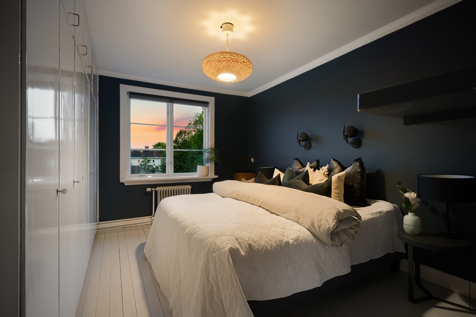 Hovedsoverommet er et lunt og behagelig soverom, med god plass til dobbeltsengen. Galleribilde