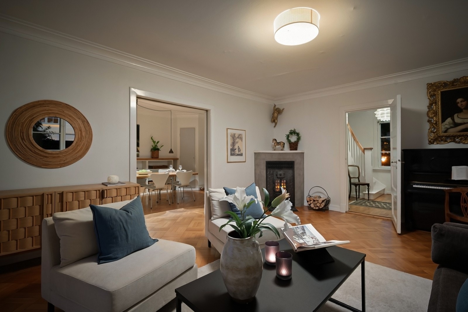 I hjørnet av hovedstuen står en sjarmerende vedkamin, et ekstra hyggeelement. Galleribilde