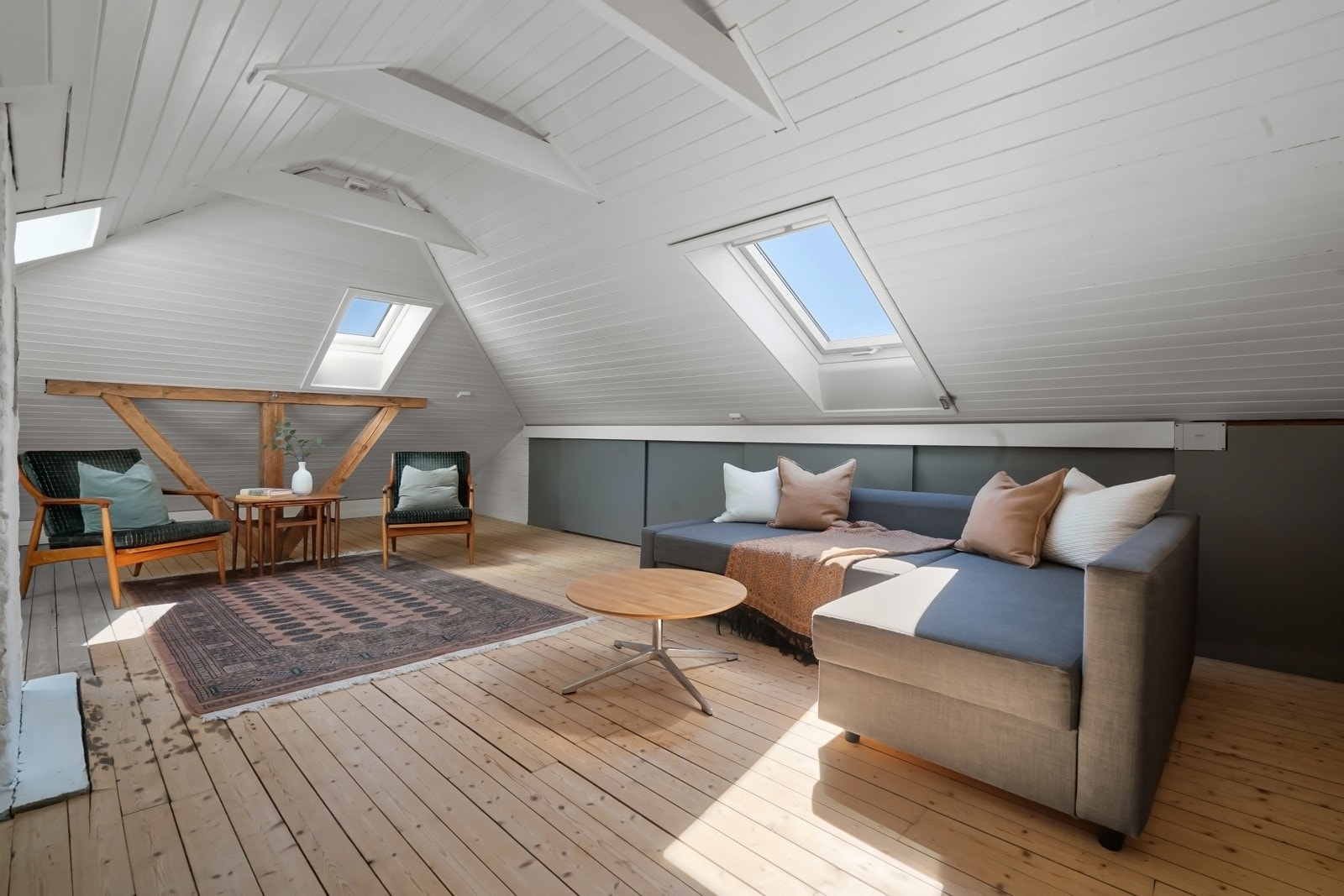 Loftet ble innredet samme år og har tre takvinduer som gir friskt overlys. Galleribilde