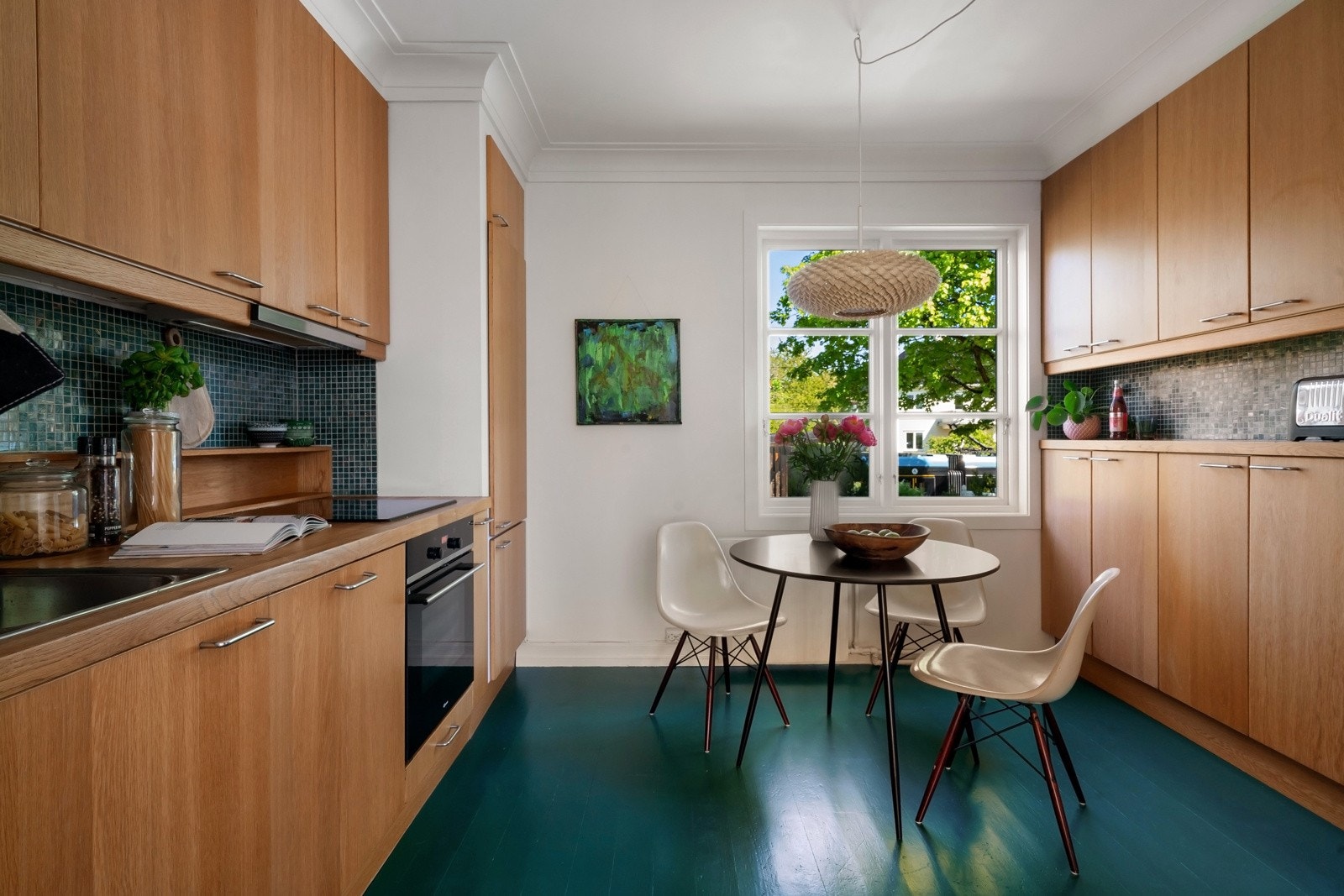 Kjøkkenet er et pent rom med særpreg og stilig retroinnredning fra 2003. Galleribilde