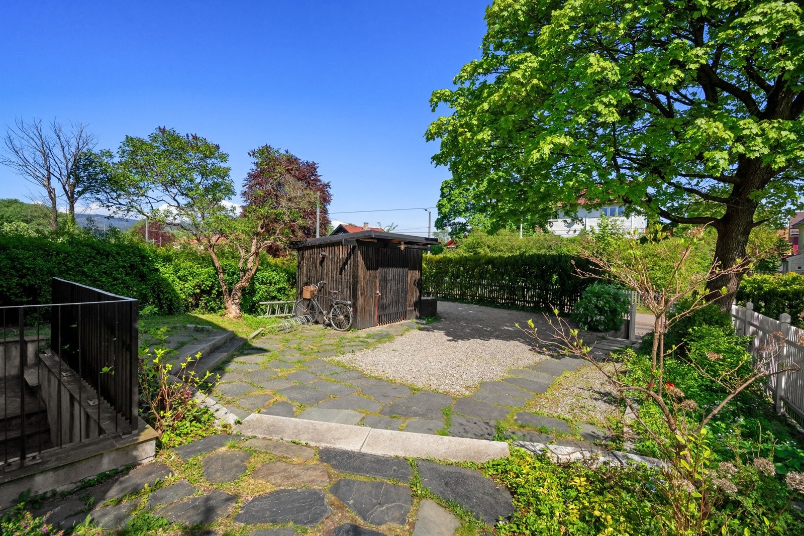 Det finnes to uteboder på tomten for lagring av sportsutstyr, en med innlagt strøm. Galleribilde