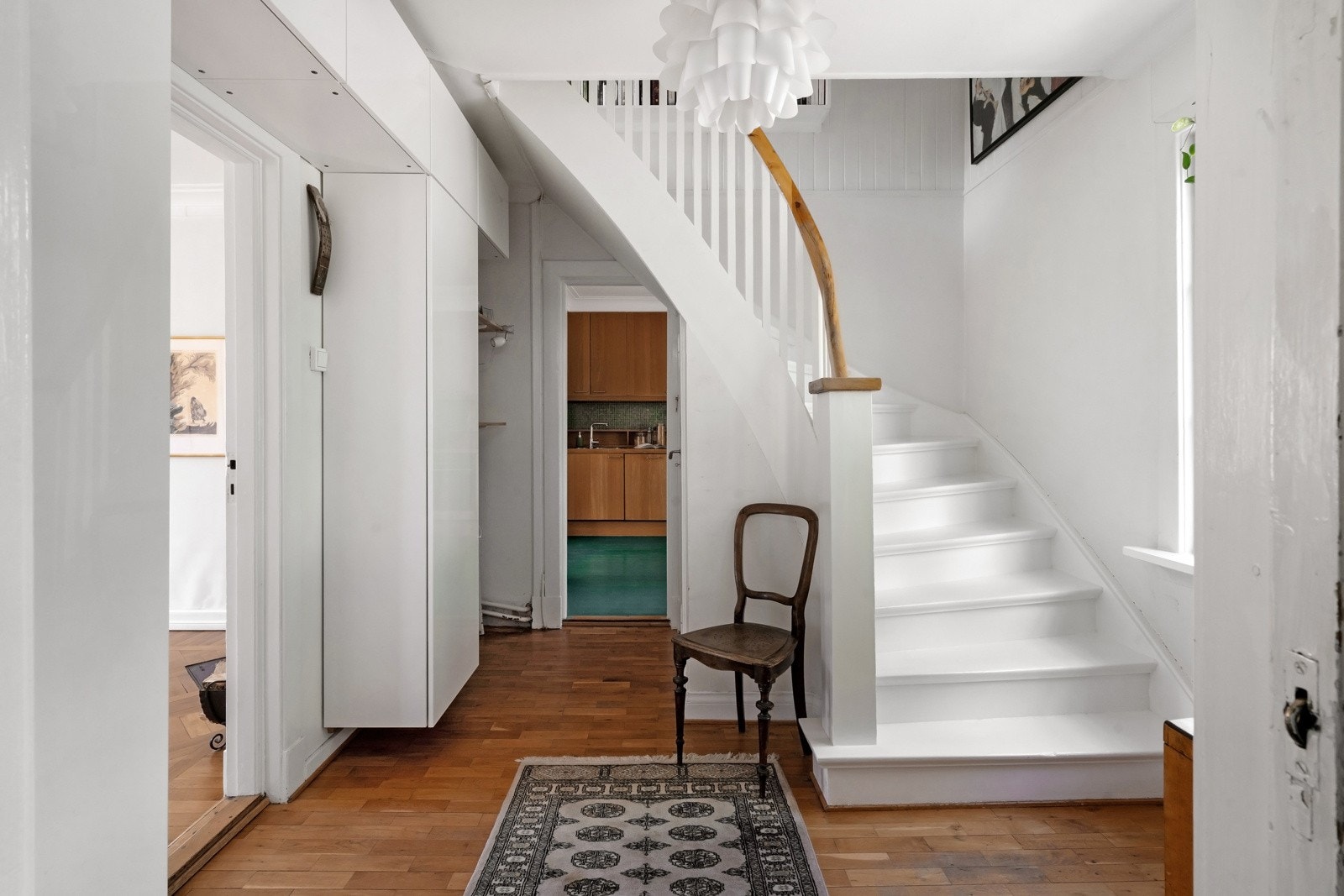 Velkommen inn i en pent vedlikeholdt bolig med sjarm og innholdsrik planløsning. Galleribilde