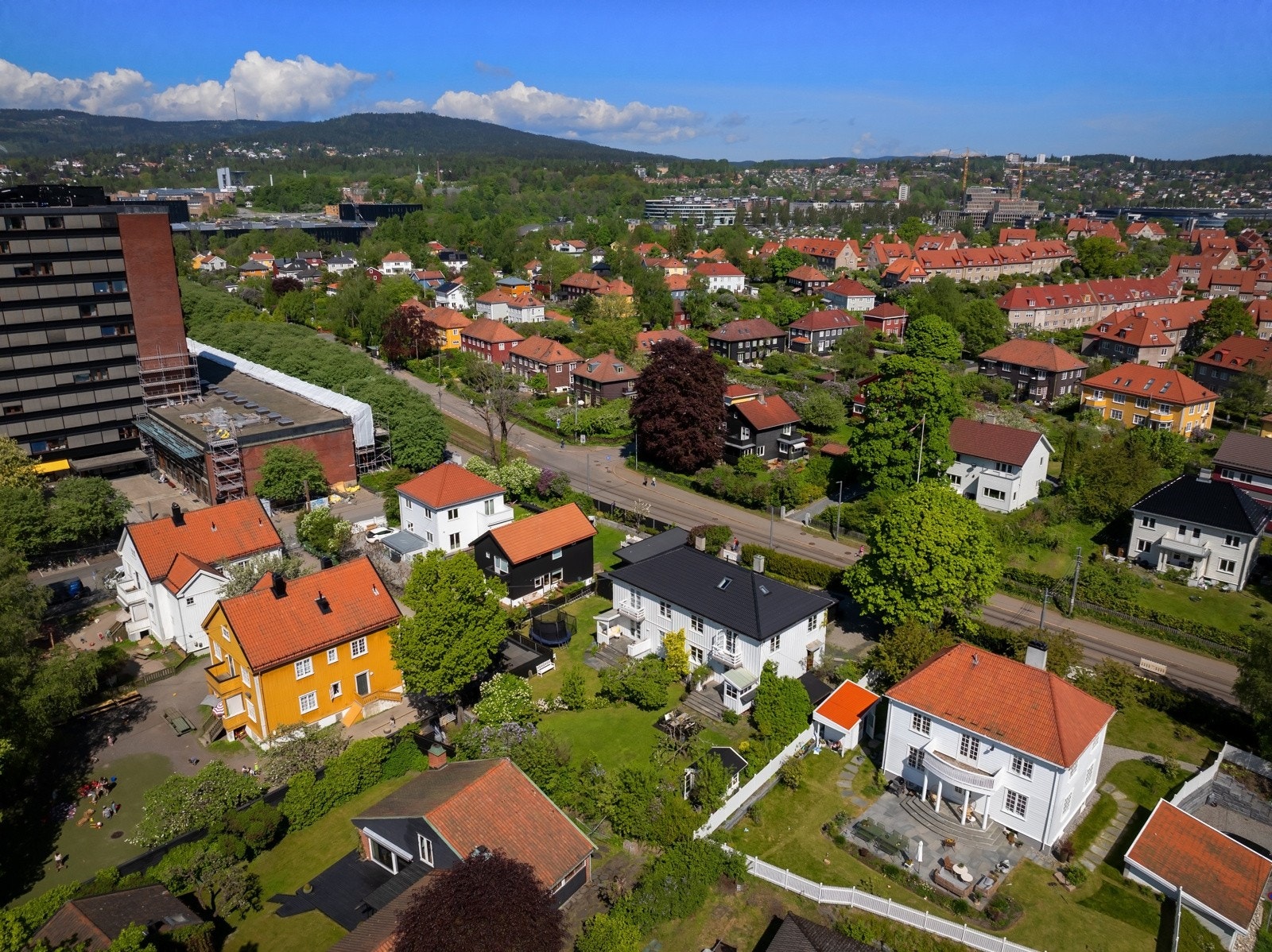 Trygt bomiljø, med flere barnehager og skoler i nærheten, samt et godt naboskap preget av fellesskap og tilhørighet. Galleribilde
