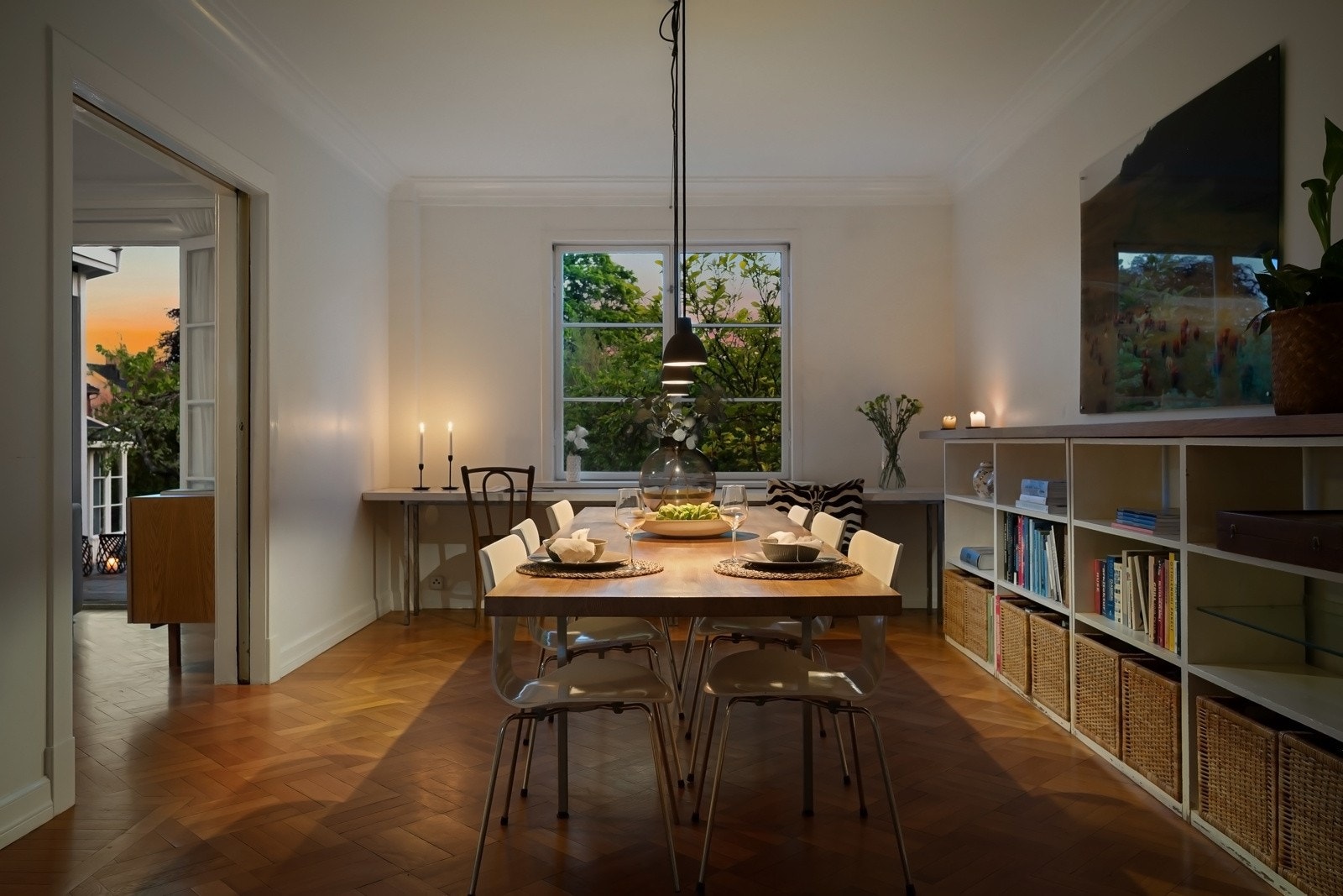 Den flotte spisestuen ligger i tilknytning kjøkkenet, og her kan det dekkes til langbord. Galleribilde