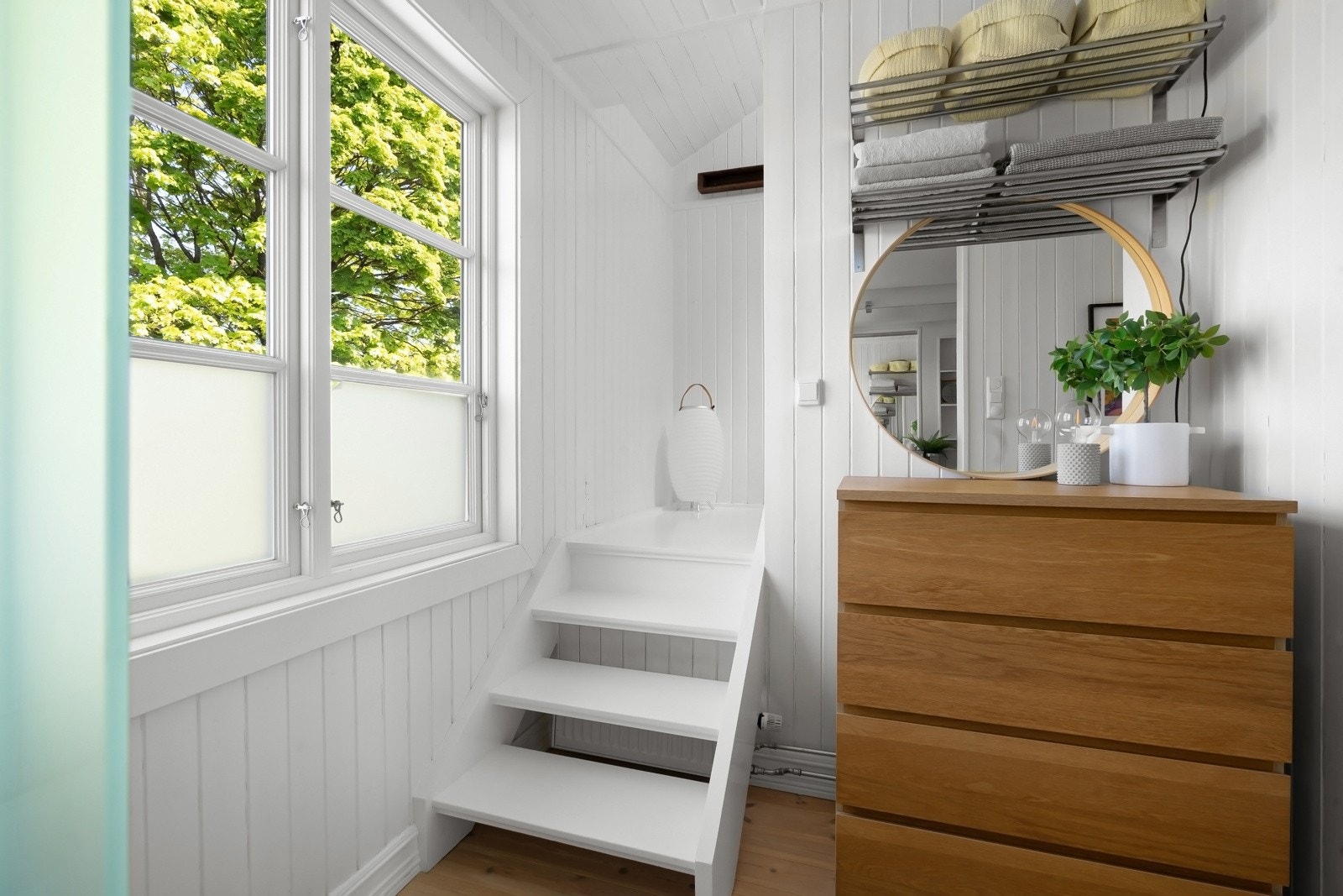 Trappen opp til loftet ble etablert i 2013 og er spesiallaget på snekkerverksted. Galleribilde