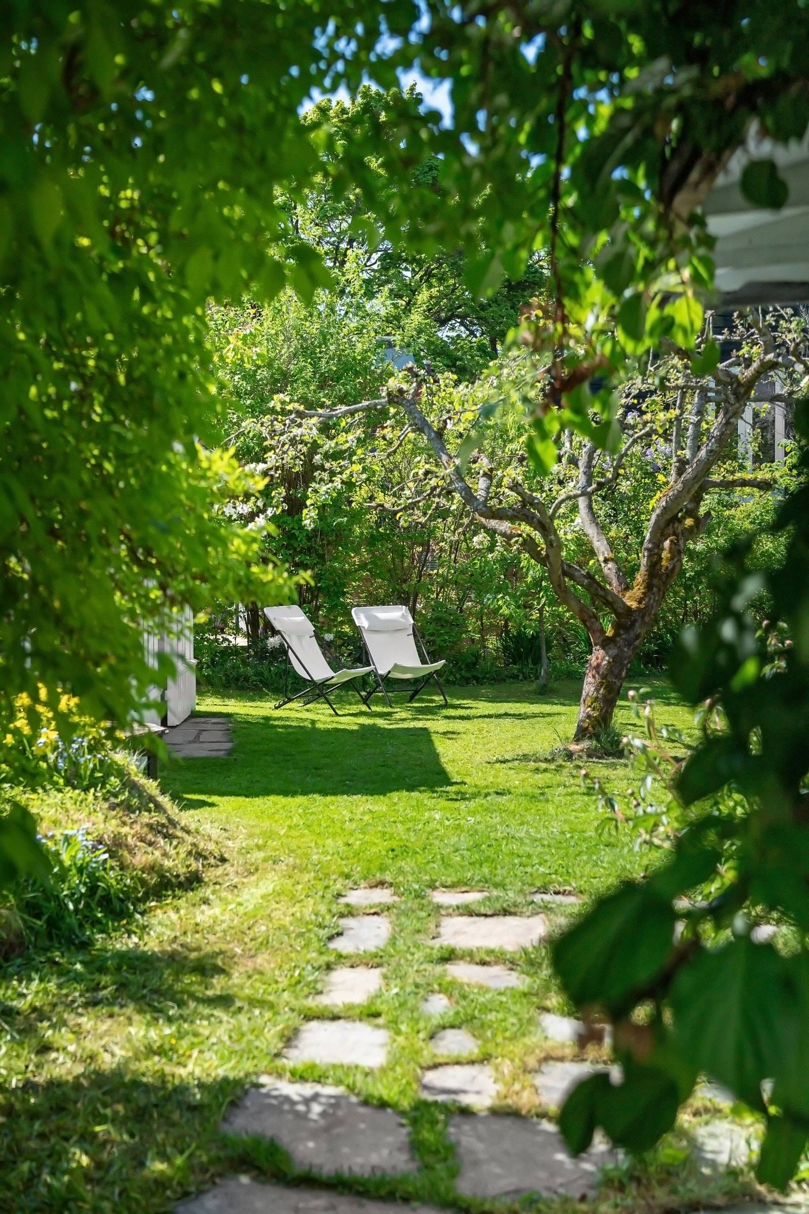 Den store hagen inviterer til alt fra hinderløyper og gjemsel til snømannbygging om vinteren, et naturlig samlingspunkt for lek og fantasi. Galleribilde