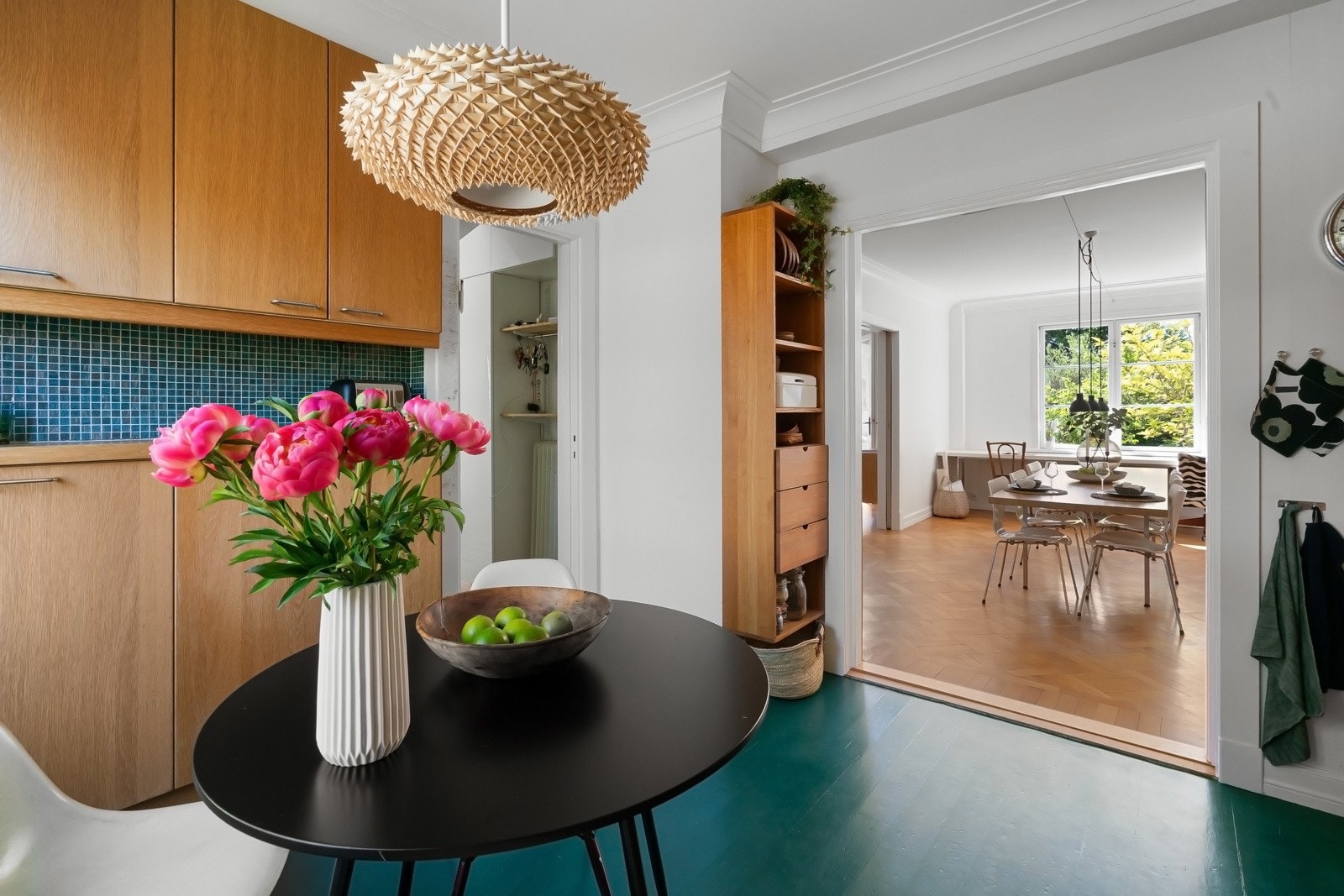 Spisestuen er i direkte tilknytning kjøkkenet, noe som gir god arbeidsflyt. Galleribilde