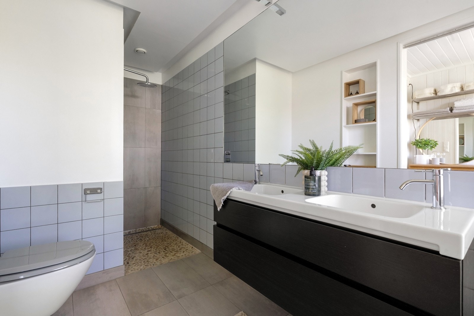 Badet er romslig og pent med dagslys fra et vindu og familievennlig utforming. Galleribilde