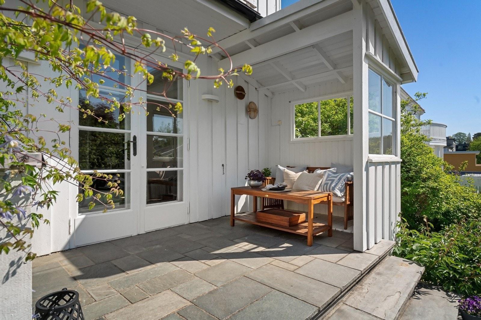 Den lune terrassen har videre trapp ned til hageidyllen og hellelagt areal. Galleribilde