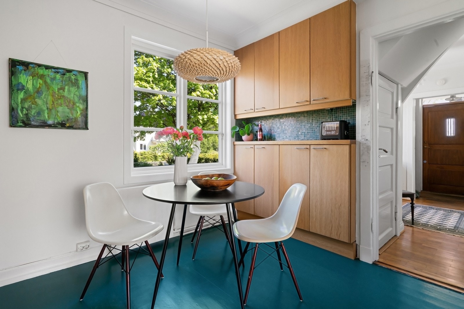 Innredningen er plassert parallelt langs to sider med takhøye skap, fronter i eikefiner og benkeplater i massiv eik. Galleribilde